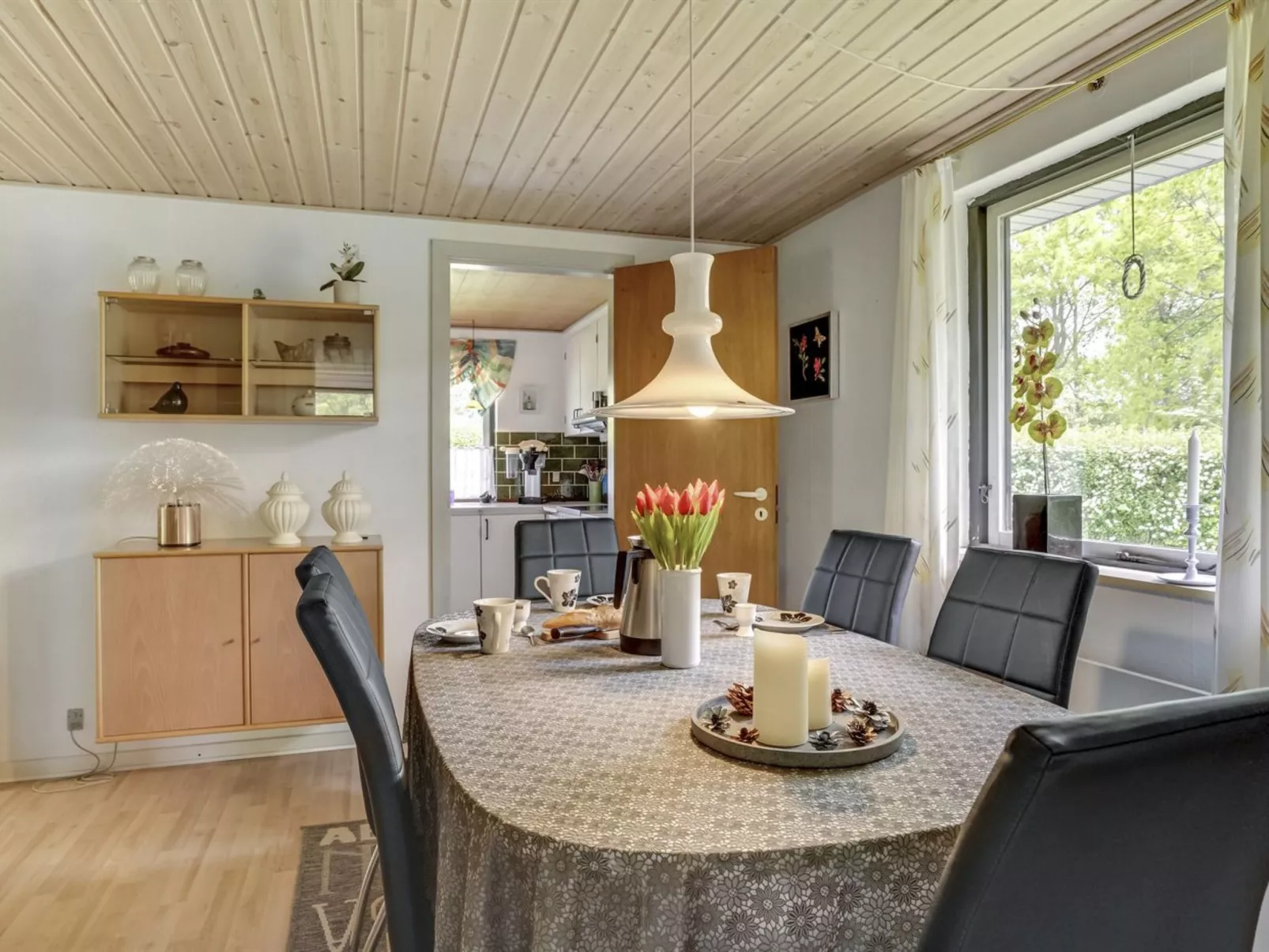 "Yak" - 350m from the sea-Drinnen