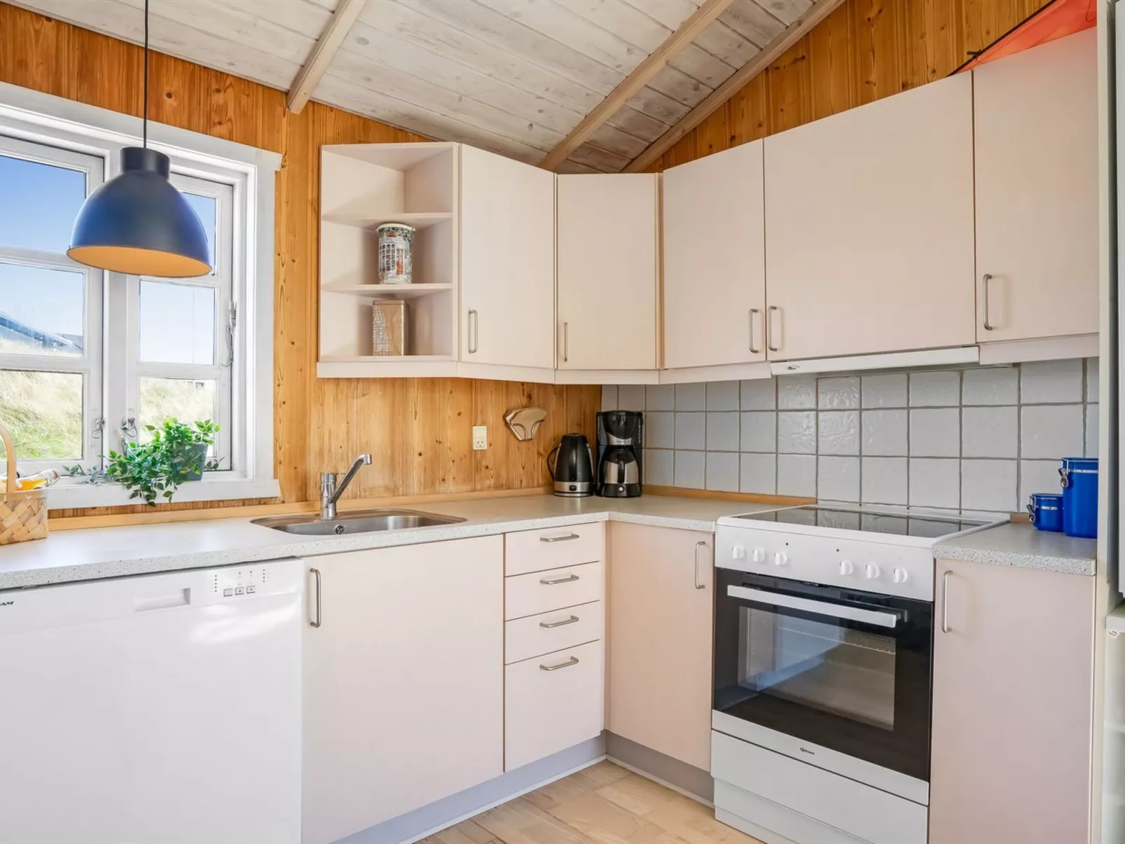 "Guthfrith" - 100m from the sea-Dedans