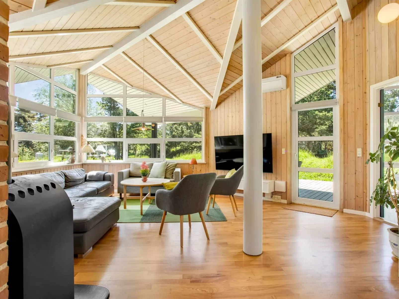 "Winder" - 1.3km from the sea-Inside