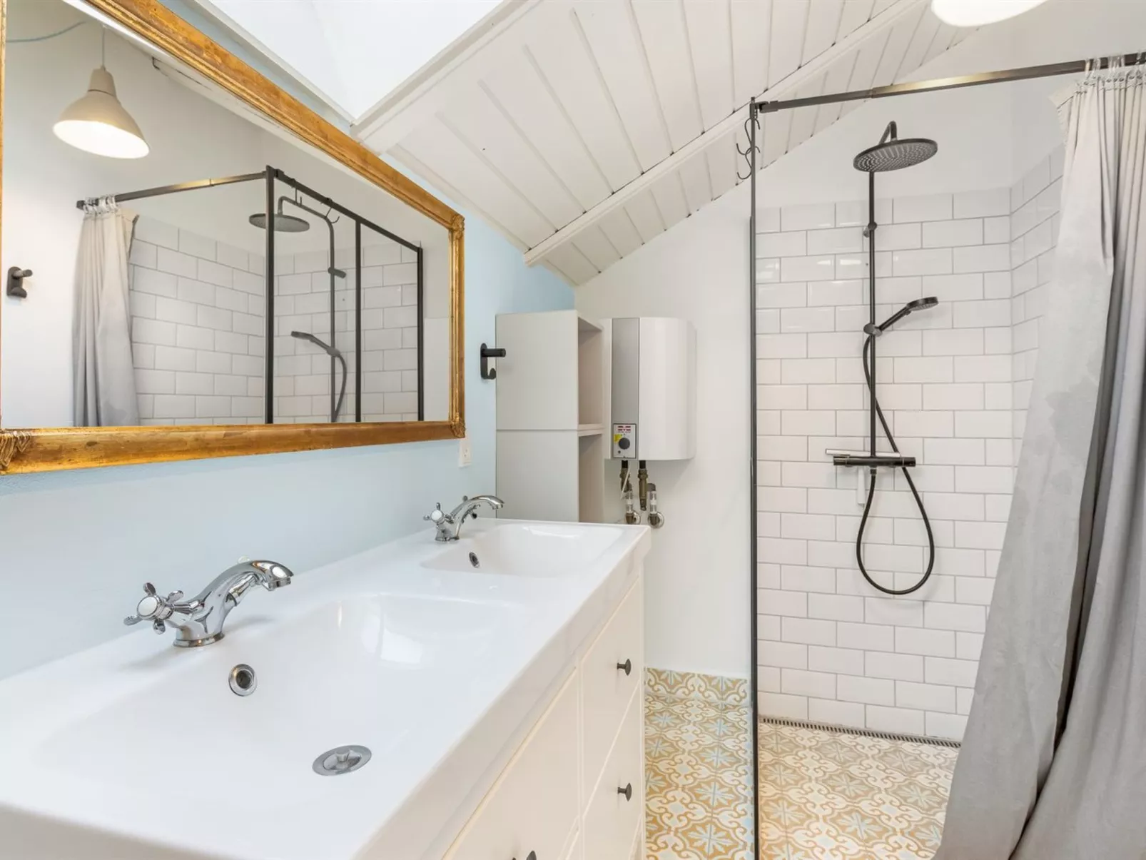 "Skyler" - 1km from the sea