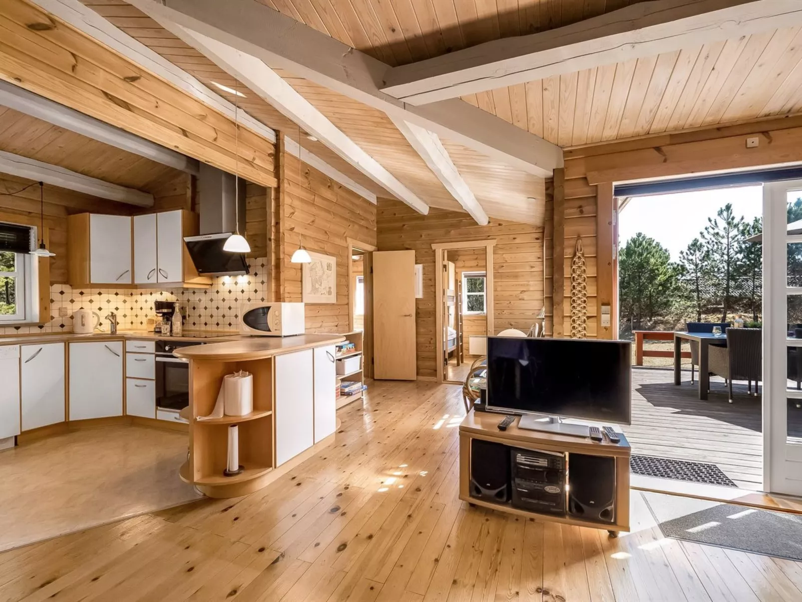 "Yaris" - 800m to the fjord-Inside