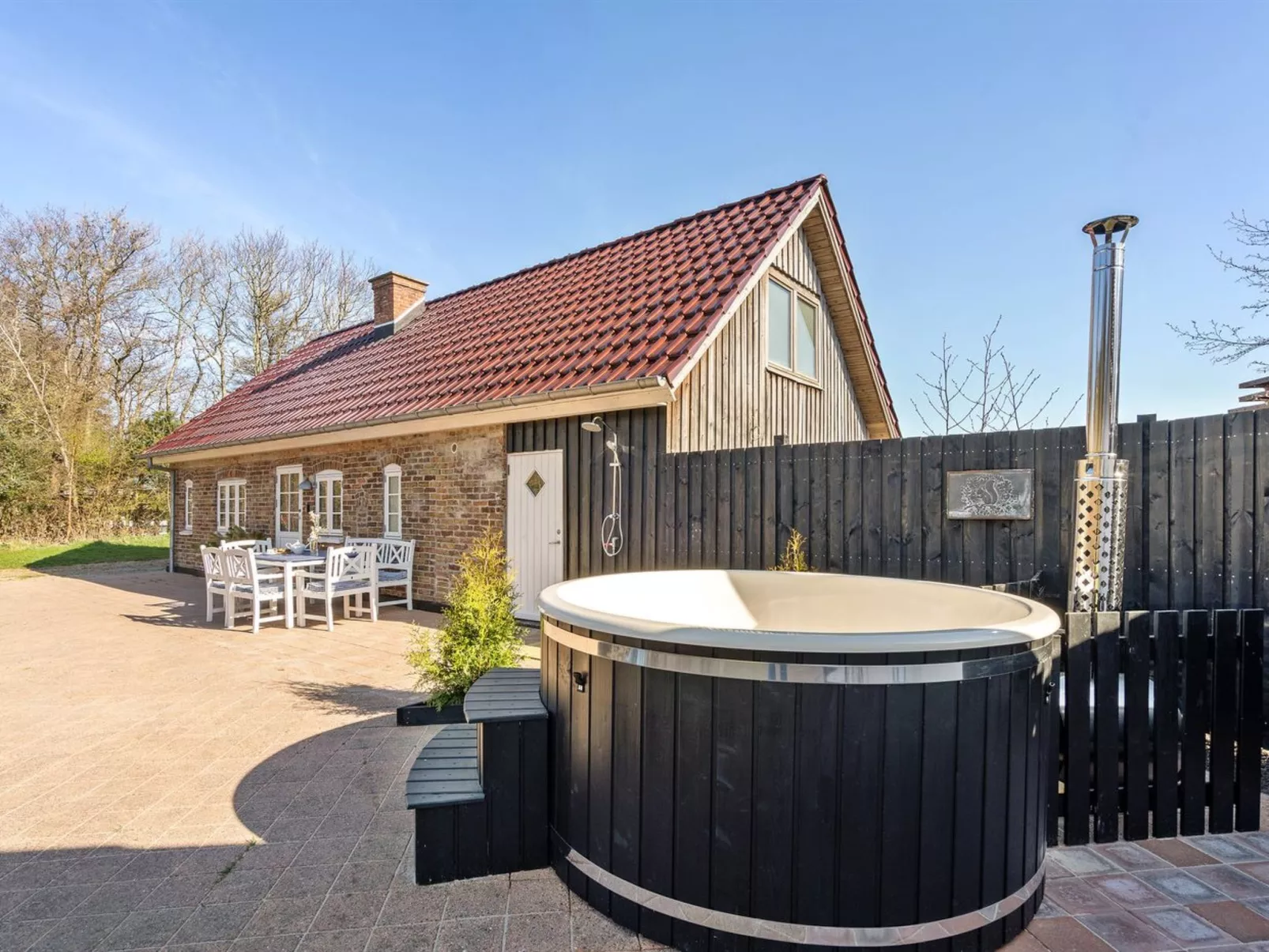 "Malene" - 700m to the fjord-Outside