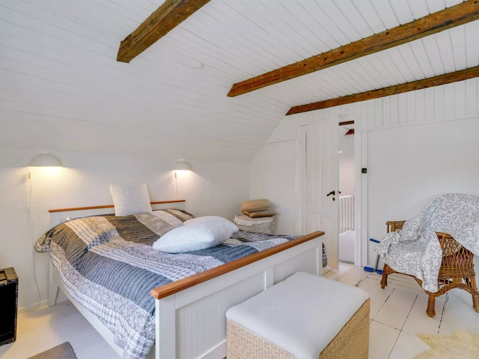 "Nevis" - 1.5km from the sea-Inside