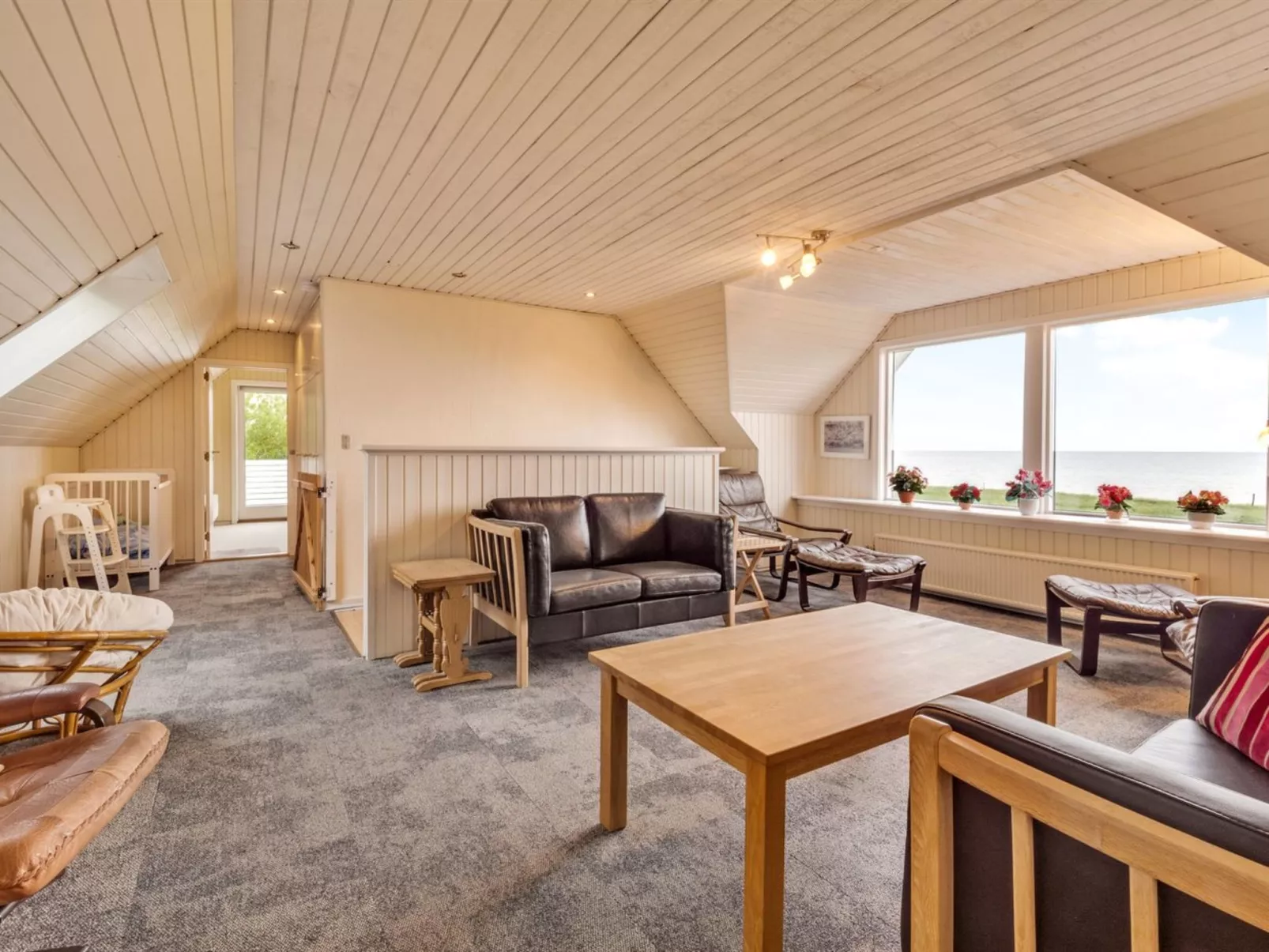 "Emmie" - 50m to the fjord-Dedans