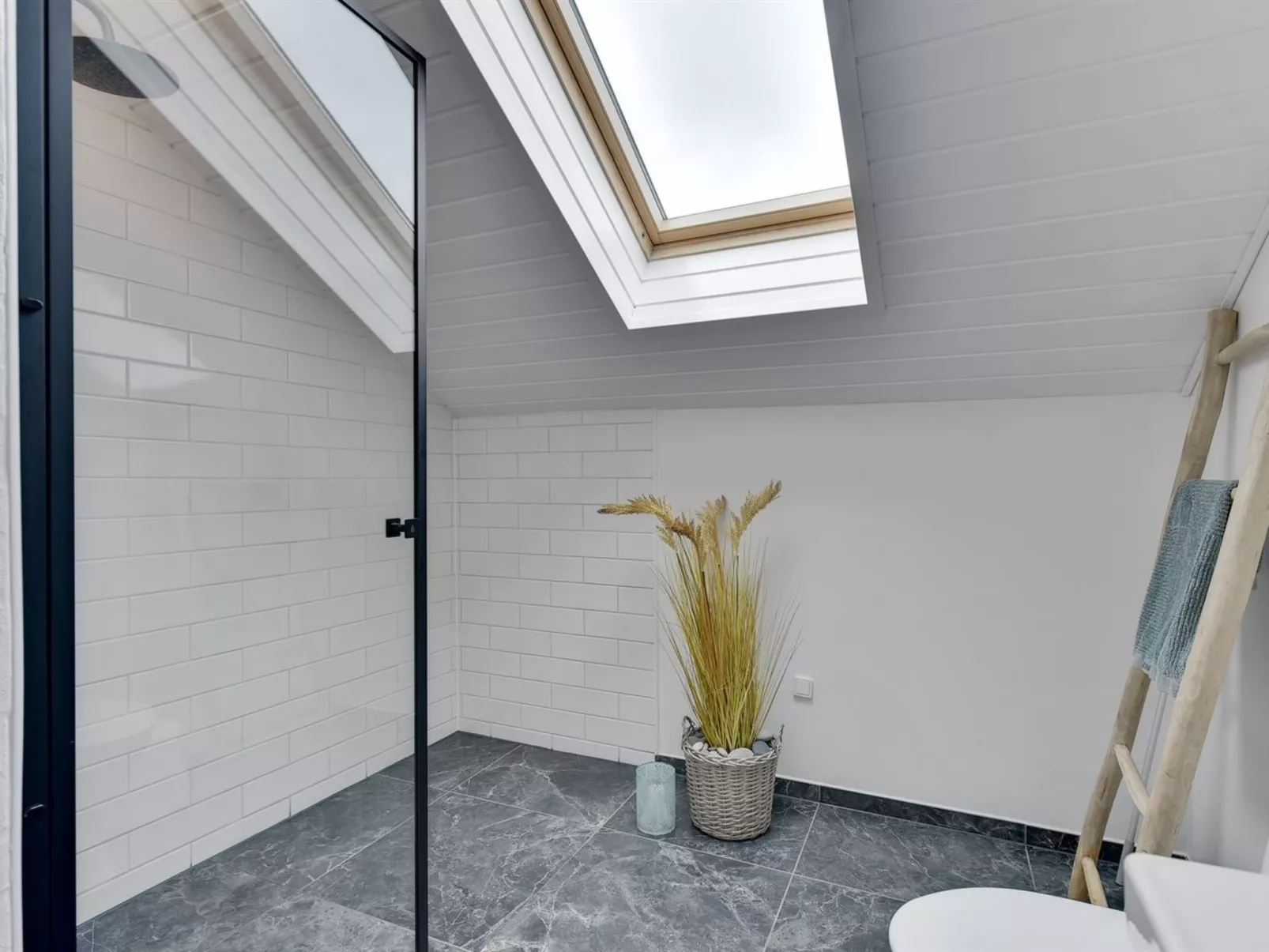 "Arvo" -  from the sea-Drinnen