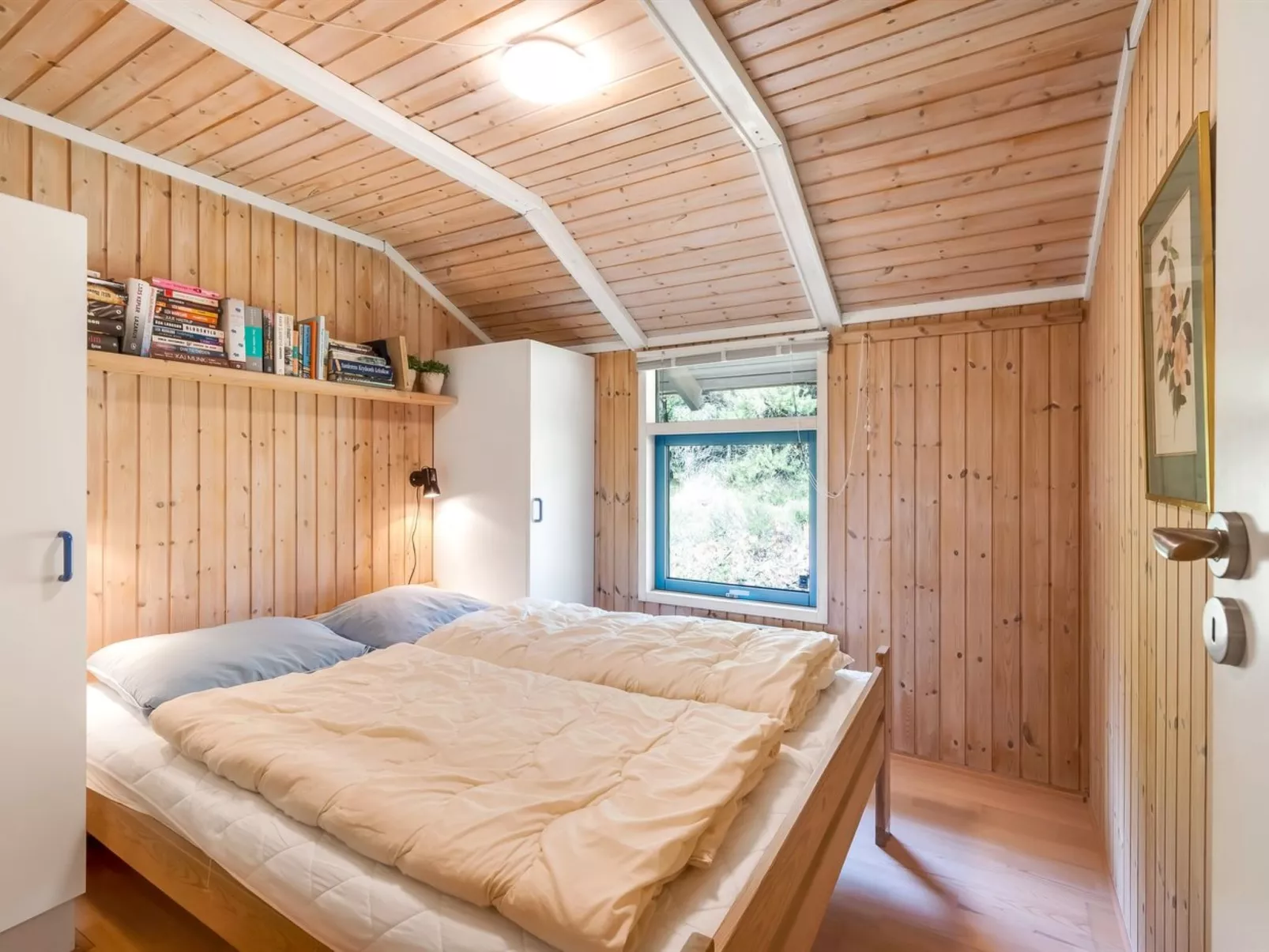 "Aamu" - 300m to the fjord-Inside