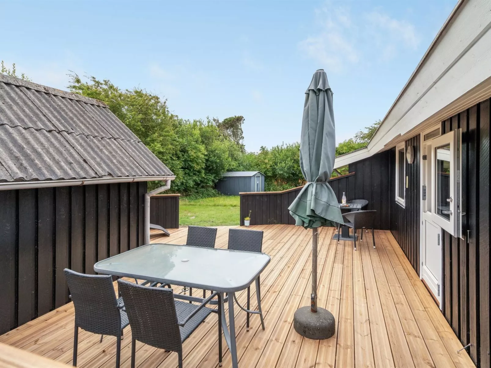 "Dali" - 400m to the fjord-Outside