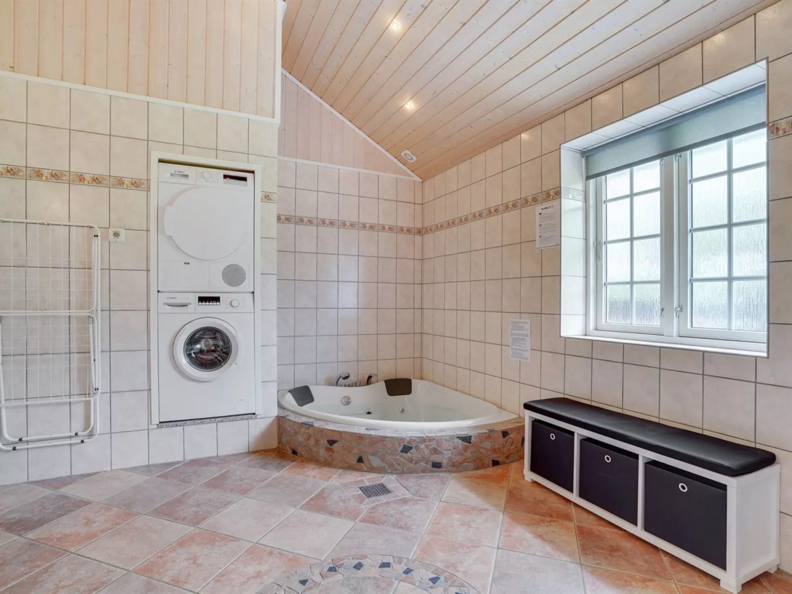 "Regnwald" - 400m to the fjord-Dedans