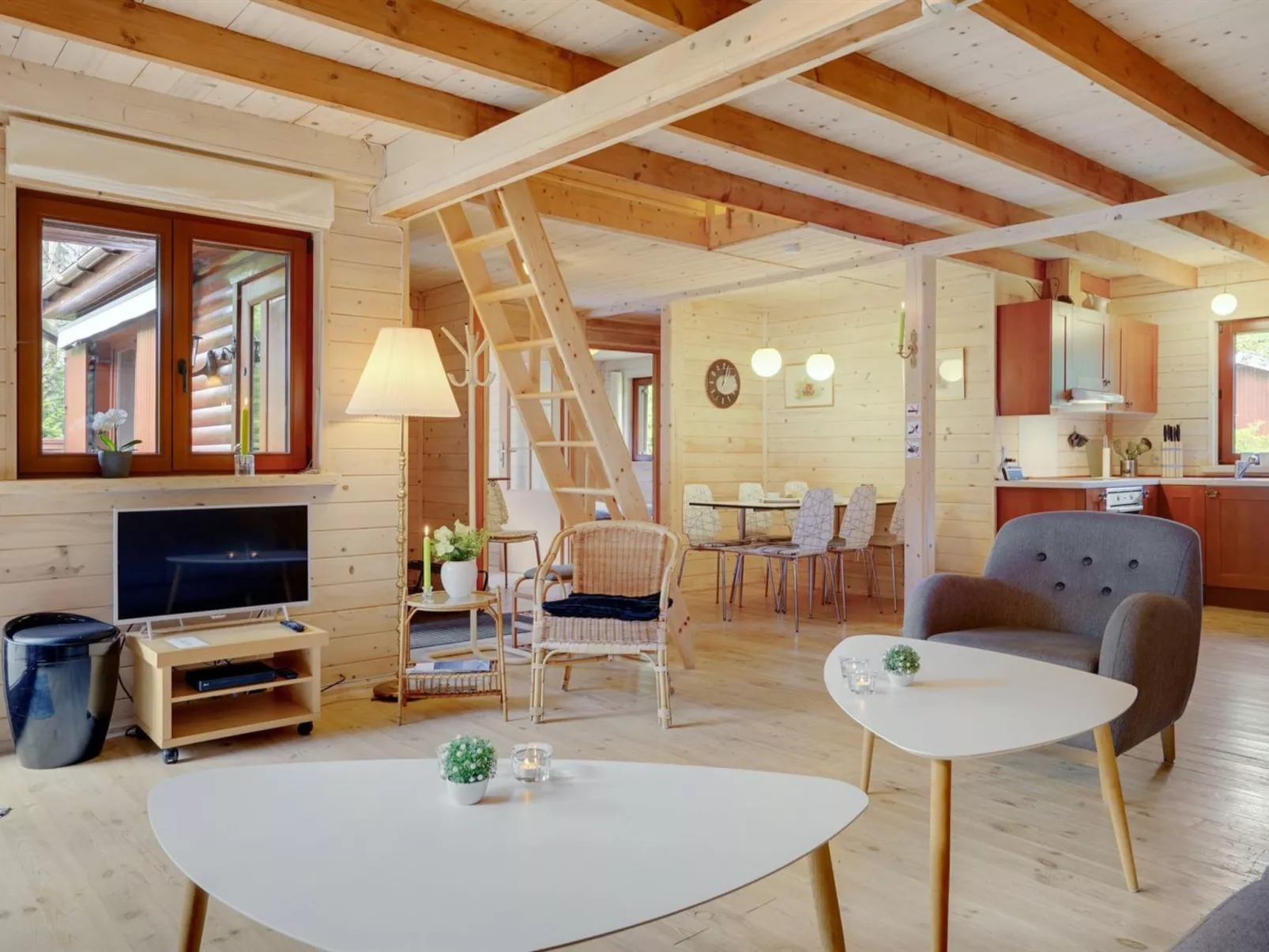 "Bette" - 8km from the sea-Inside