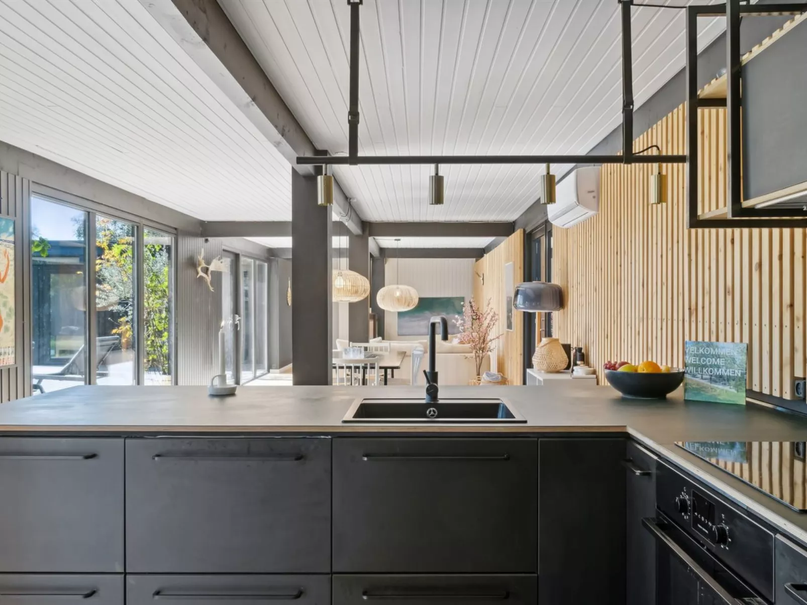 "Hævnir" - 1km from the sea-Dedans