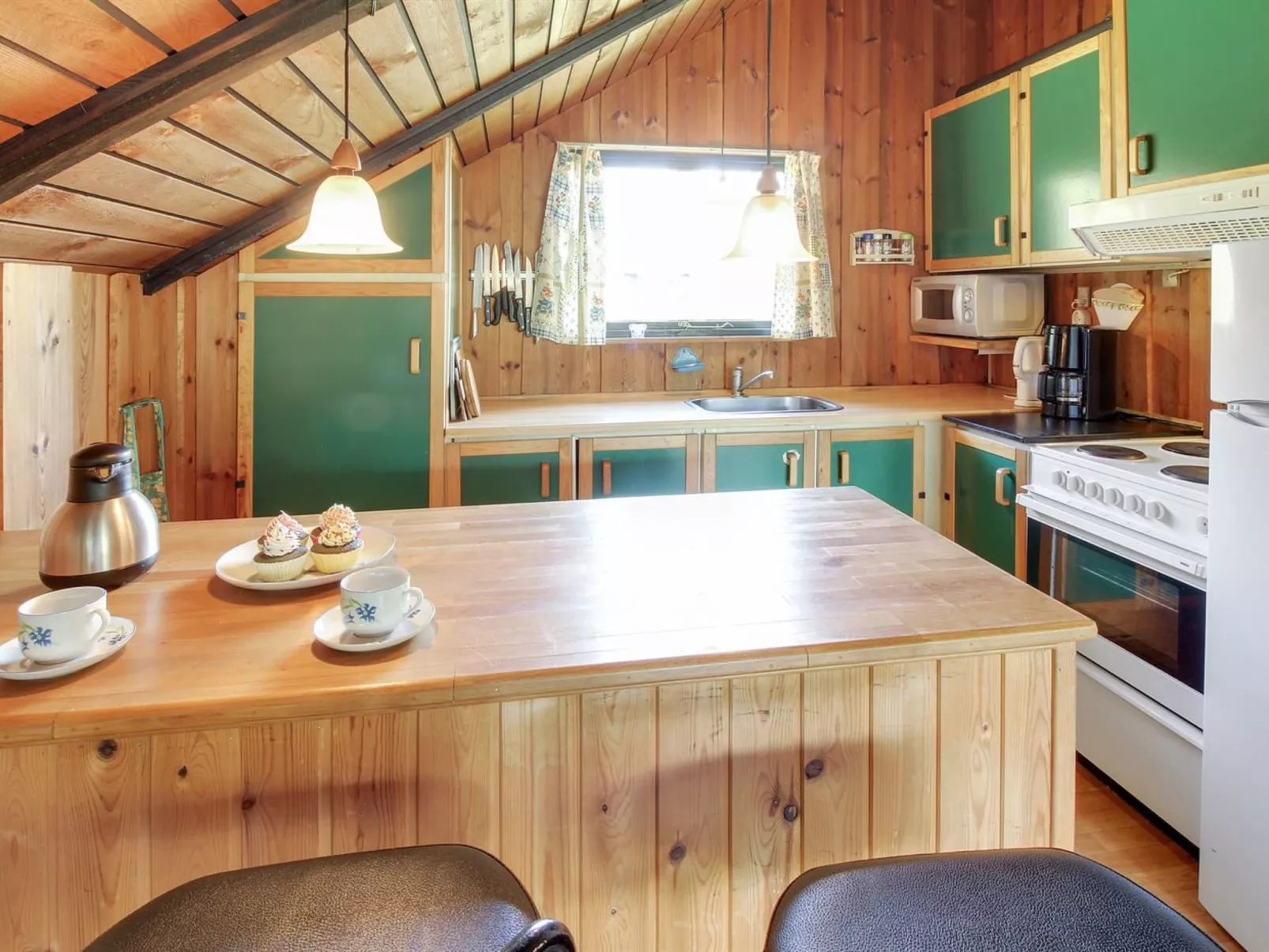 "Ingwin" - 250m to the fjord-Drinnen