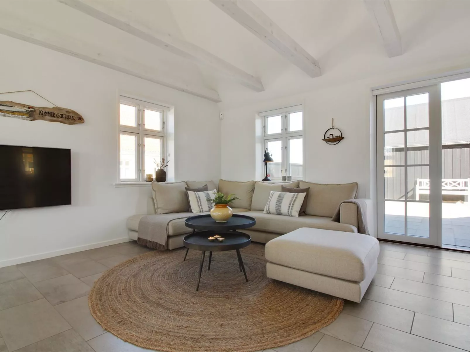 "Gine" - 1.5km from the sea-Inside