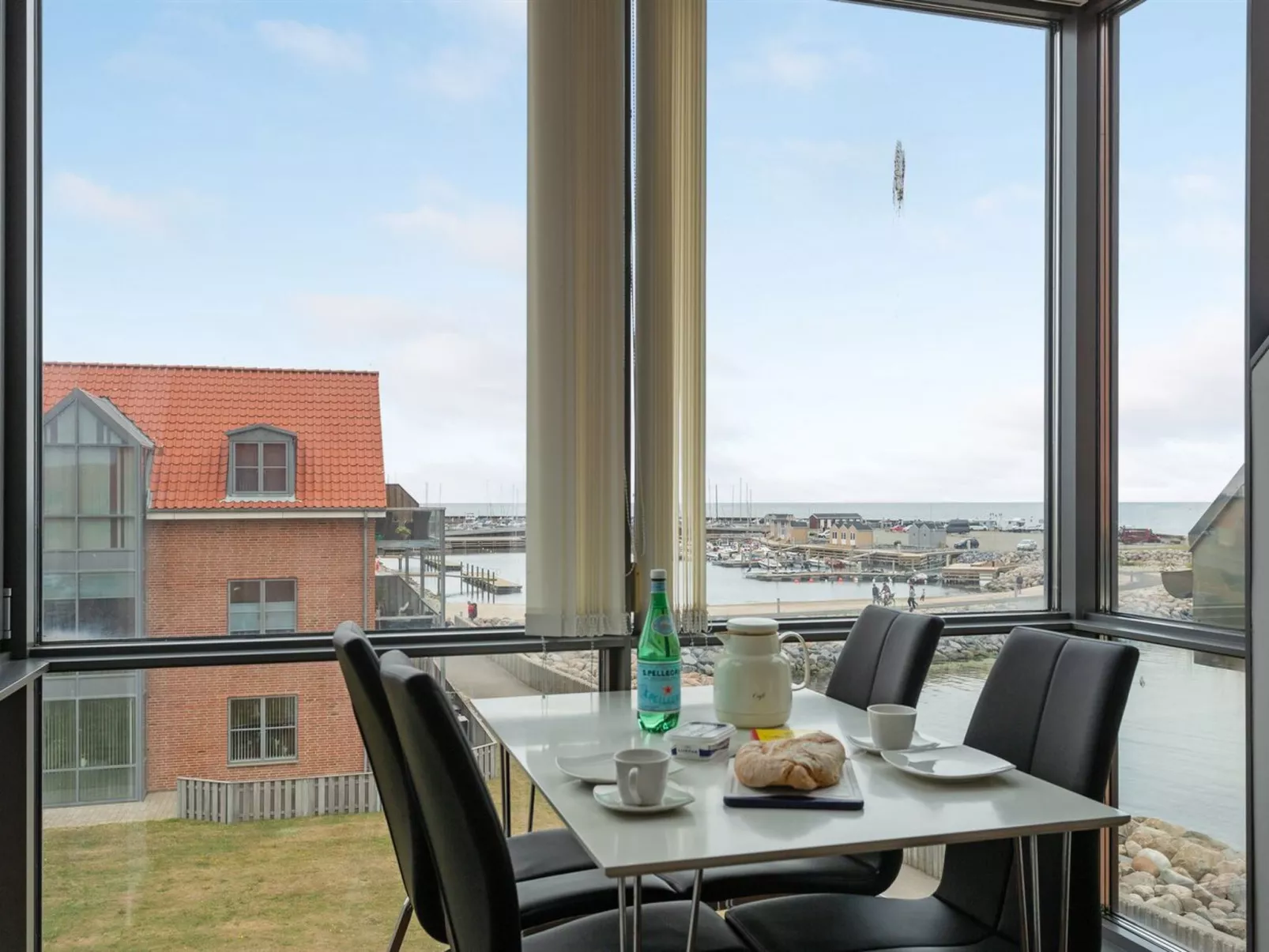 "Femme" - 15m from the sea-Drinnen