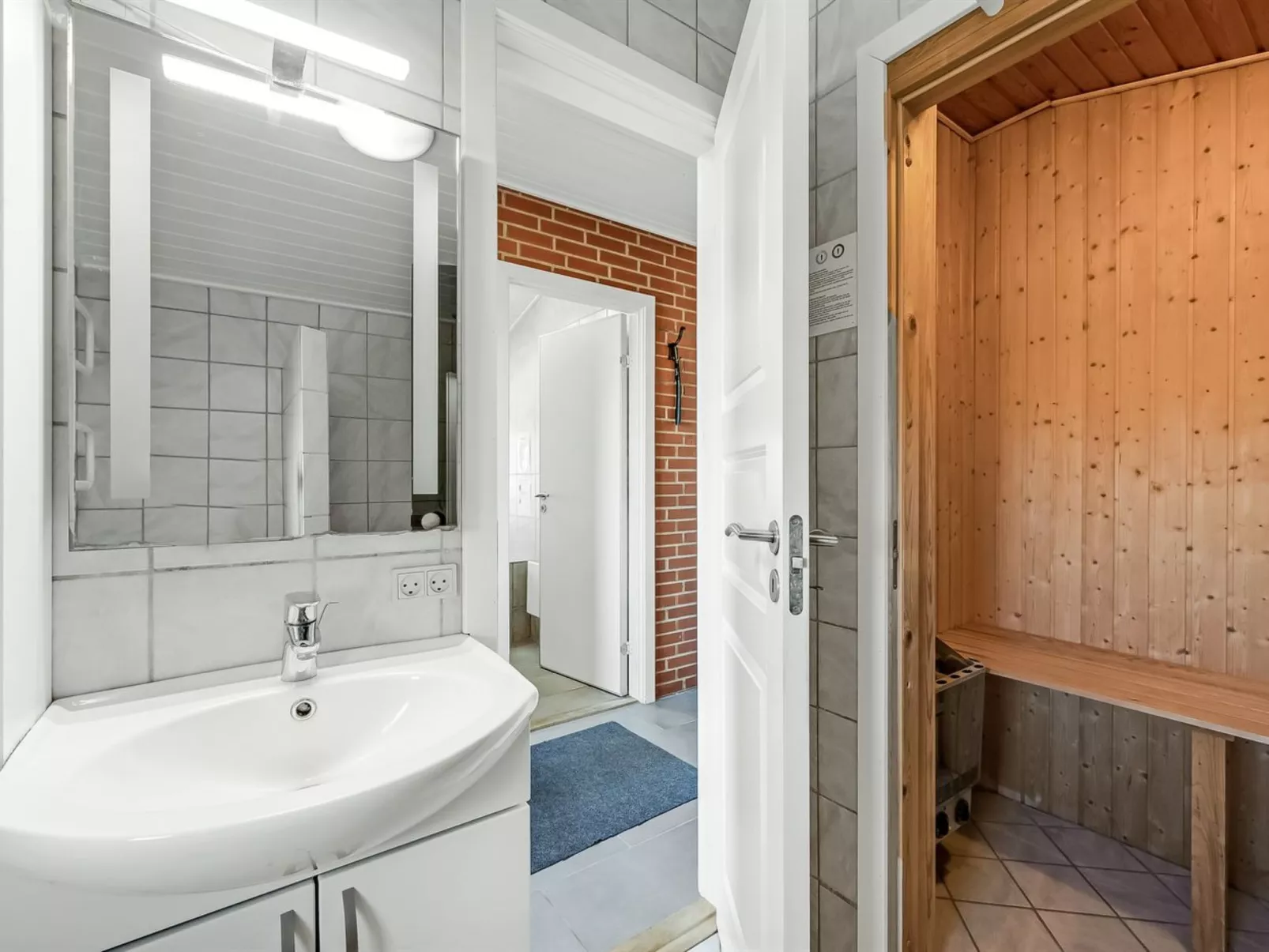 "Fia" -  from the sea-Drinnen