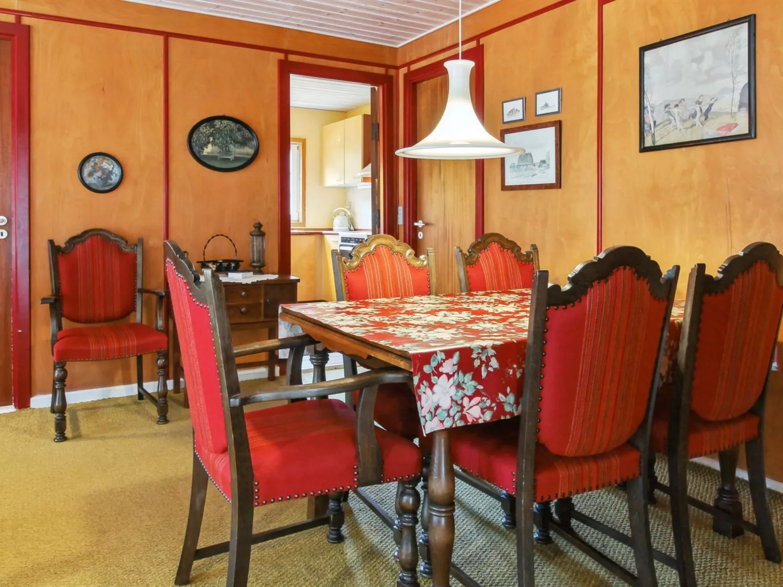 "Redward" - 1km from the sea-Drinnen