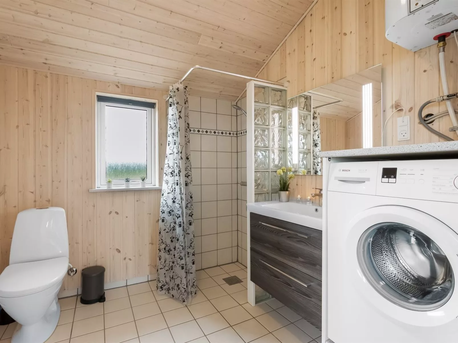 "Clement" - 500m to the fjord-Drinnen