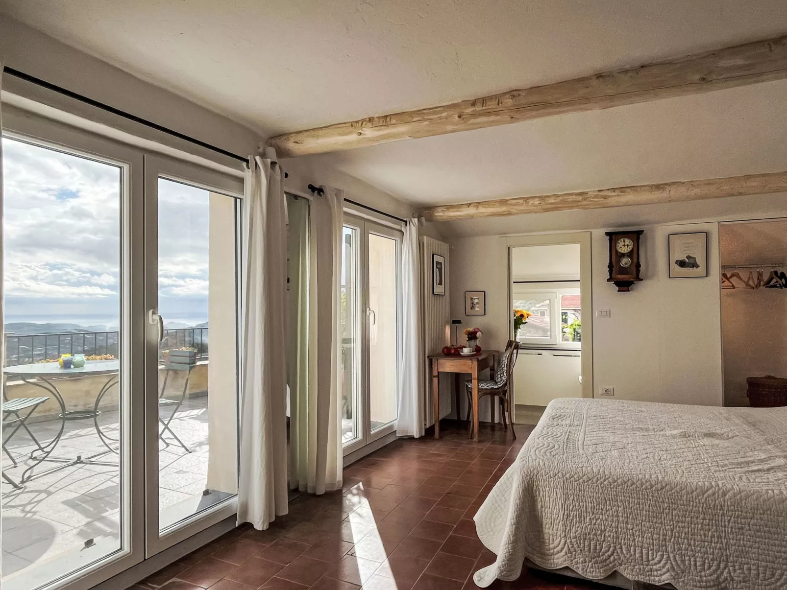 Bella Vista (DOL284)-Inside