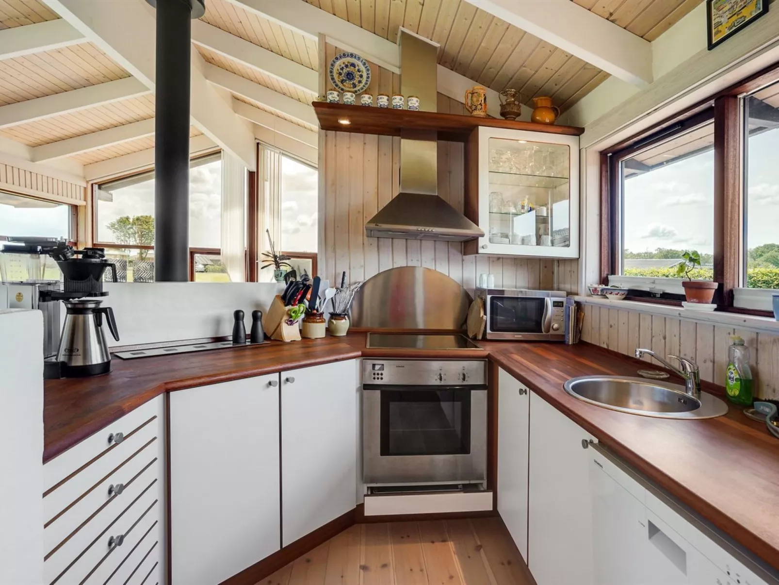 "Gyda" - 100m from the sea-Drinnen