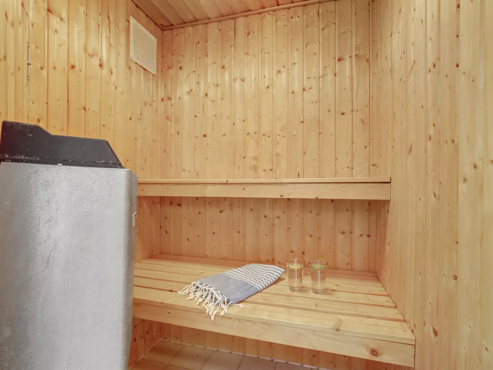 "Naumka" - 200m to the fjord-Dedans