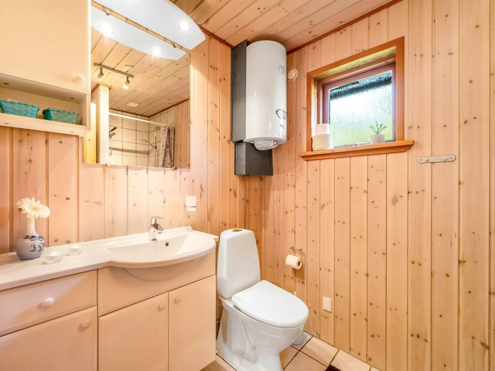 "Engeline" - 300m to the fjord-Drinnen