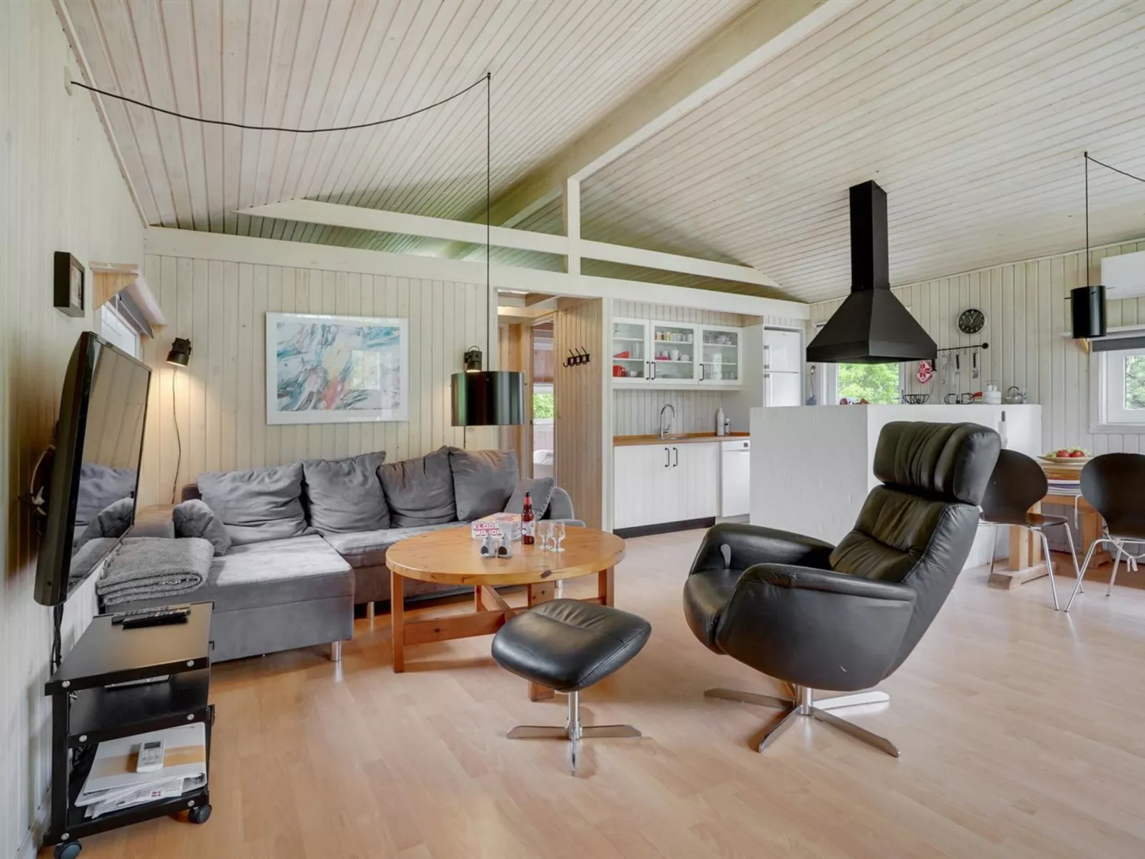 "Evan" - 1.3km from the sea-Inside