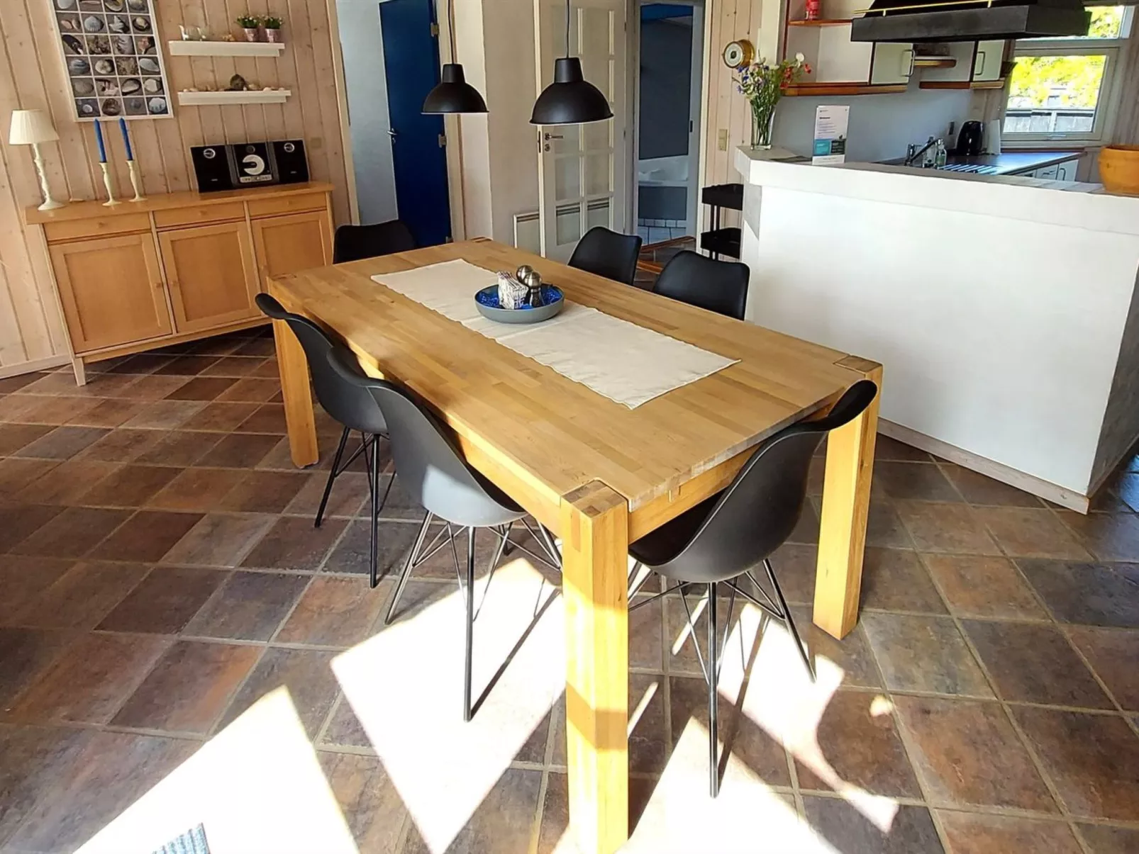 "Thorin" - 100m from the sea-Drinnen