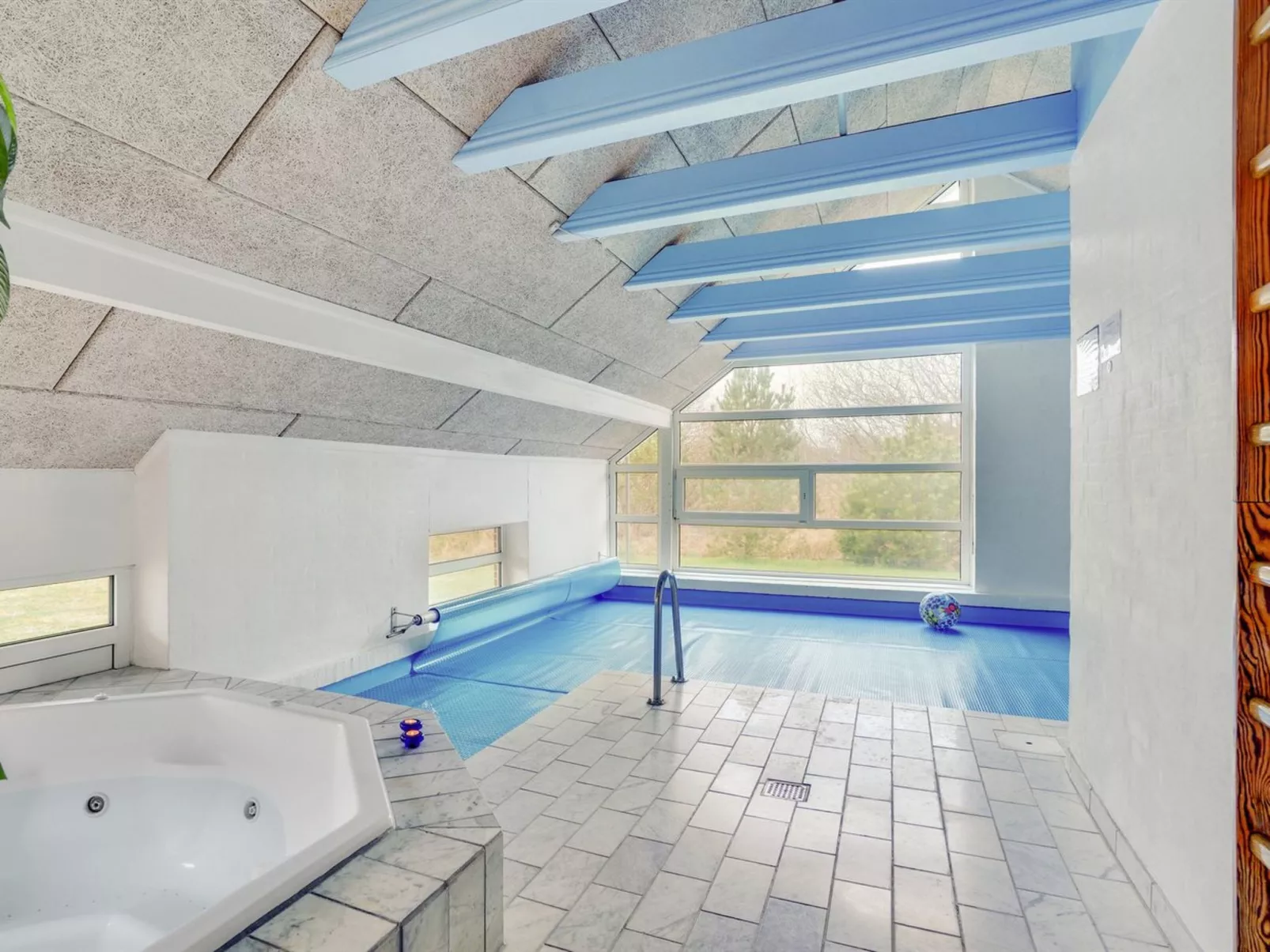 "Swening" - 2.1km from the sea-Drinnen