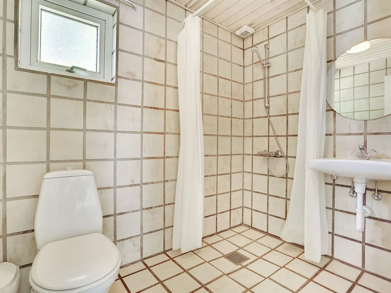 "Aurelia" - 500m to the fjord-Drinnen