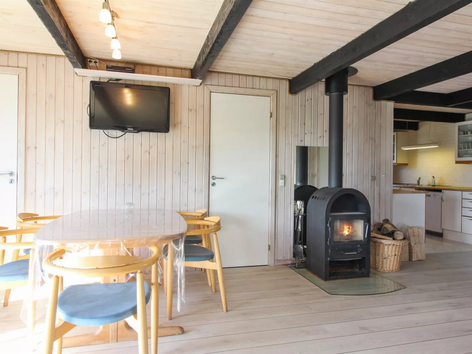 "Arita" - 250m from the sea-Inside