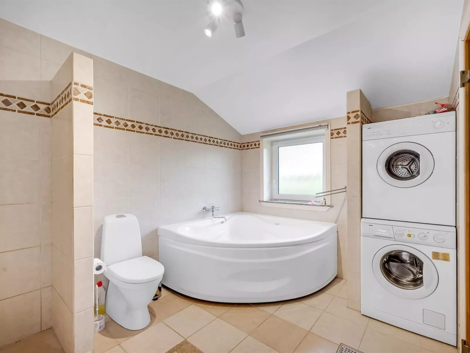 "Ingbritt" - 700m to the fjord-Drinnen