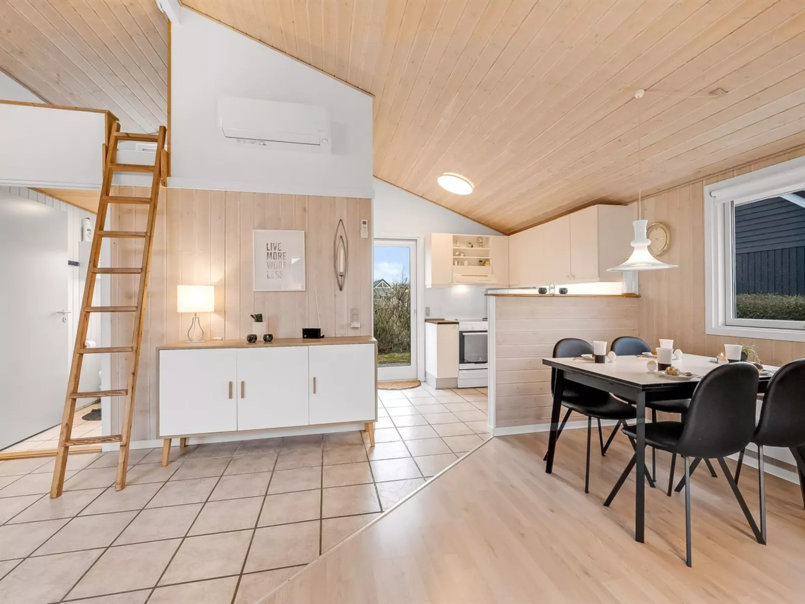 "Marten" - 1.2km to the fjord-Inside