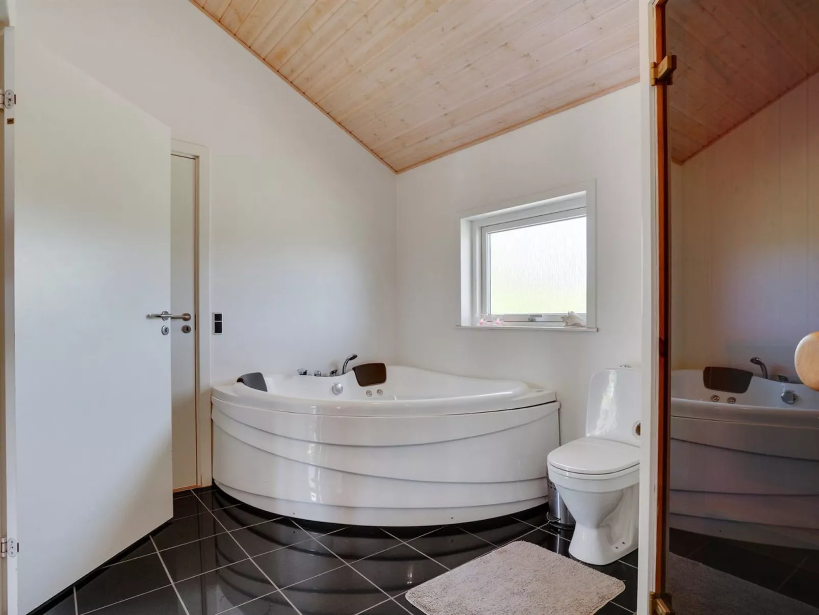 "Ebbi" - 36km from the sea-Inside