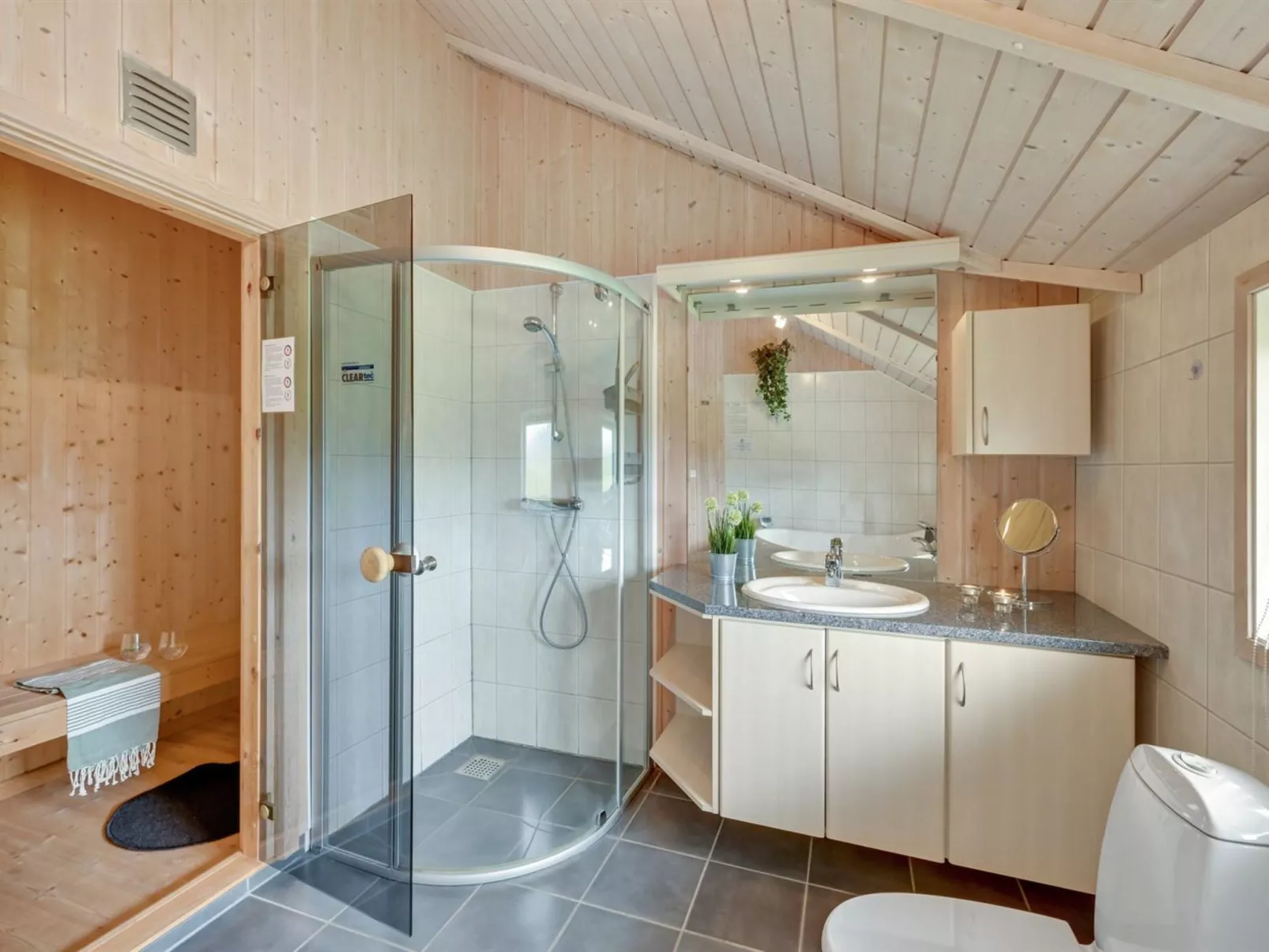 "Binna" - 1.2km to the fjord-Drinnen