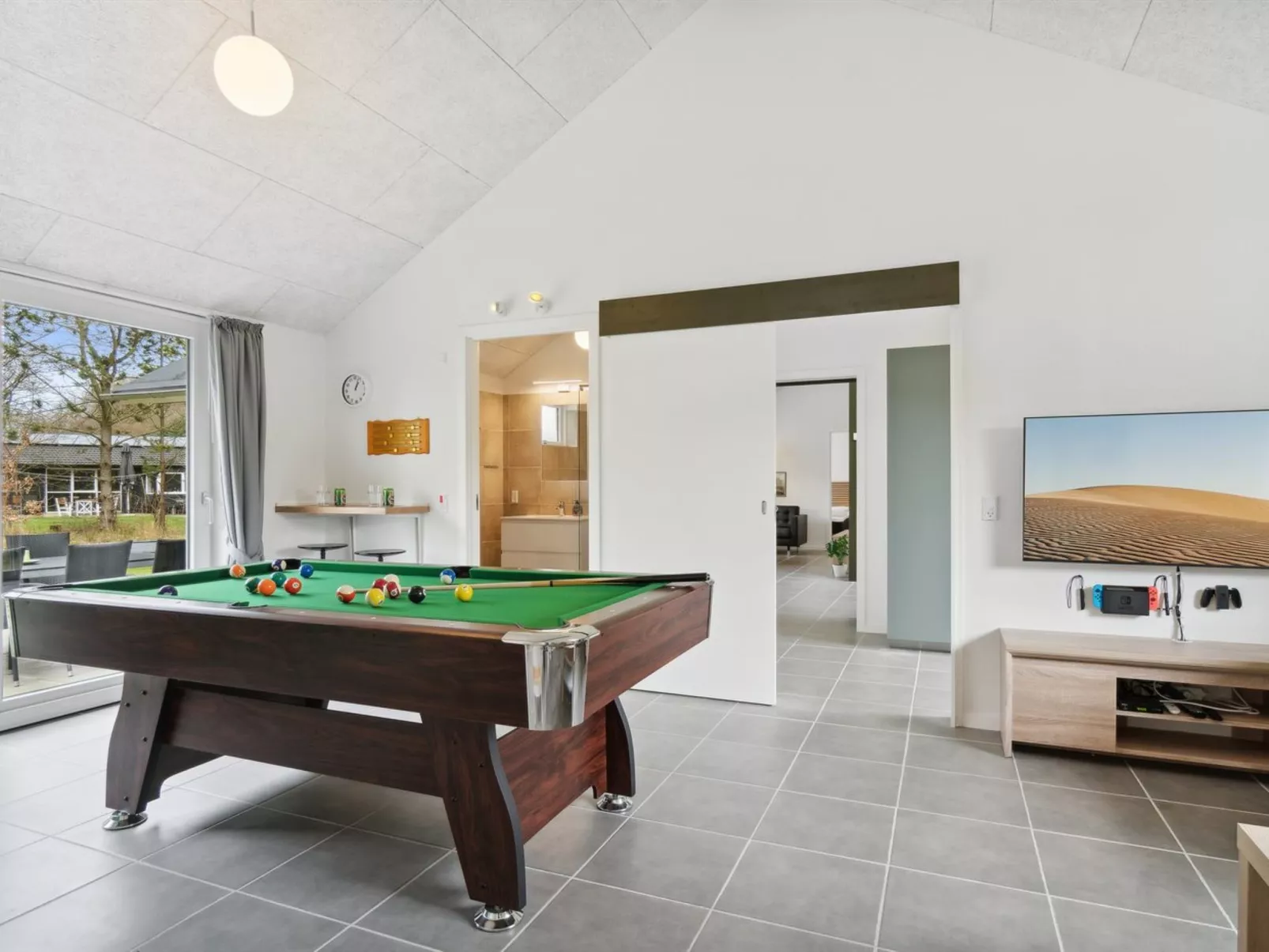 "Human" - 10.5km from the sea-Inside