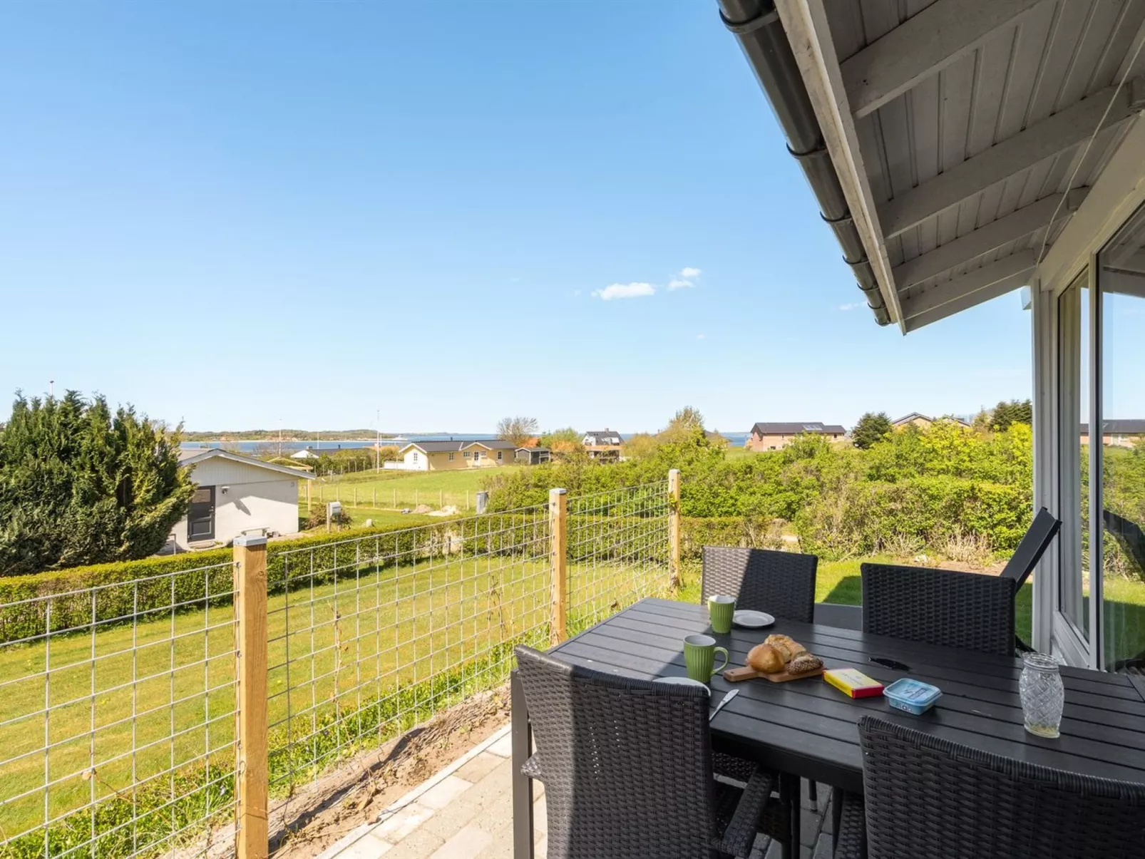 "Vasilij" - 300m to the fjord-Outside