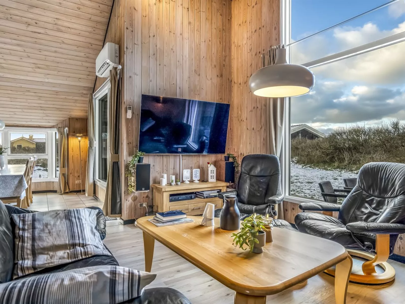 "Iida" - 100m from the sea-Drinnen