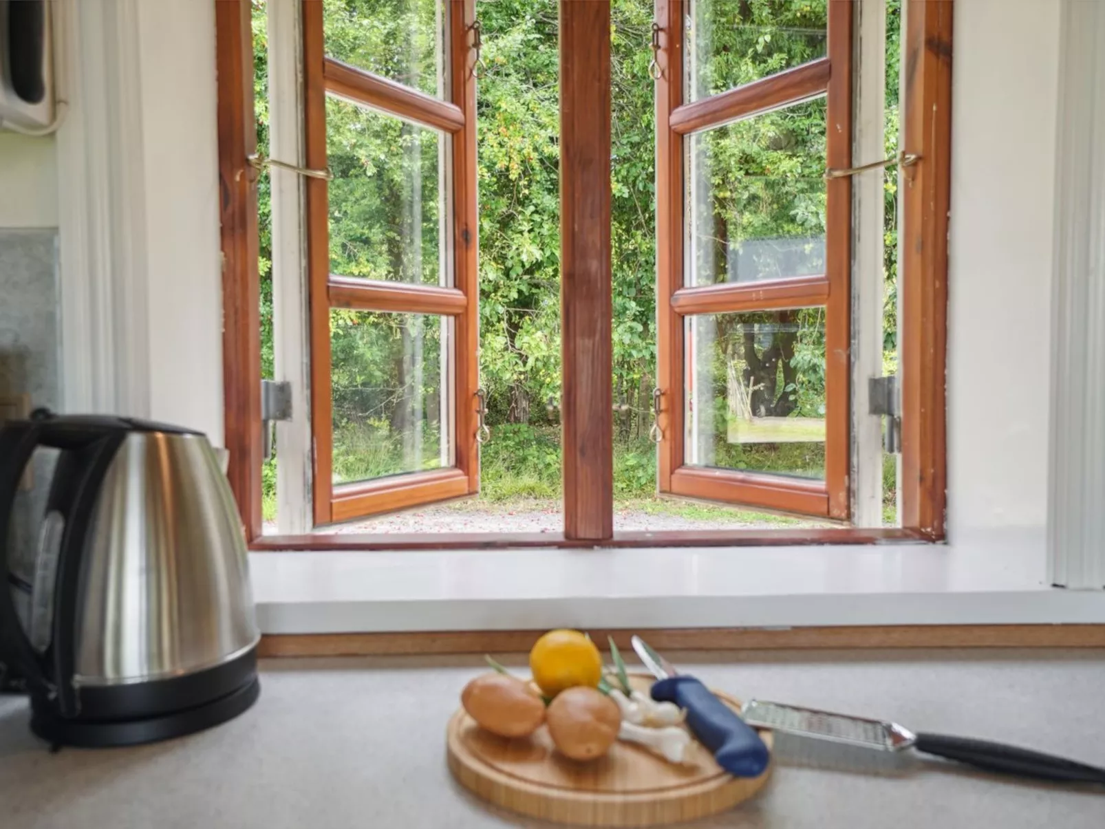 "Thana" - 8km from the sea-Dedans