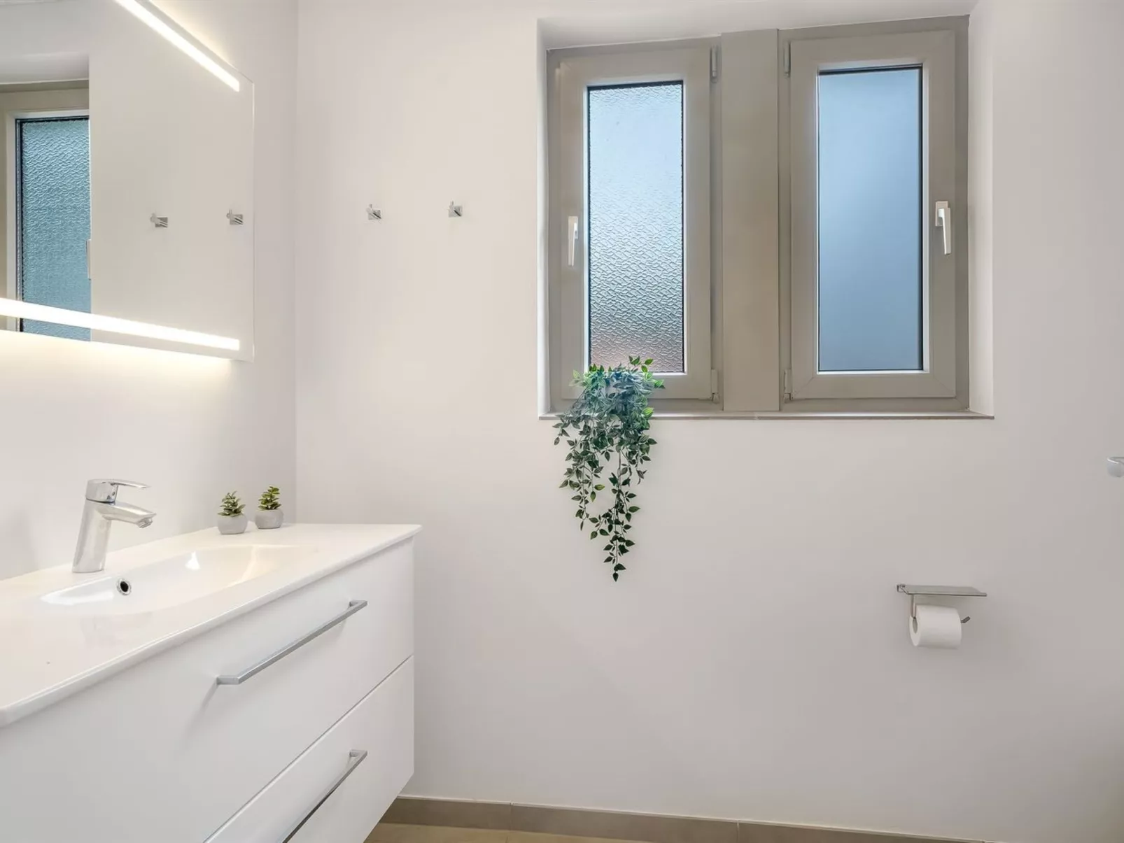 "Elaine" - 350m from the sea-Inside