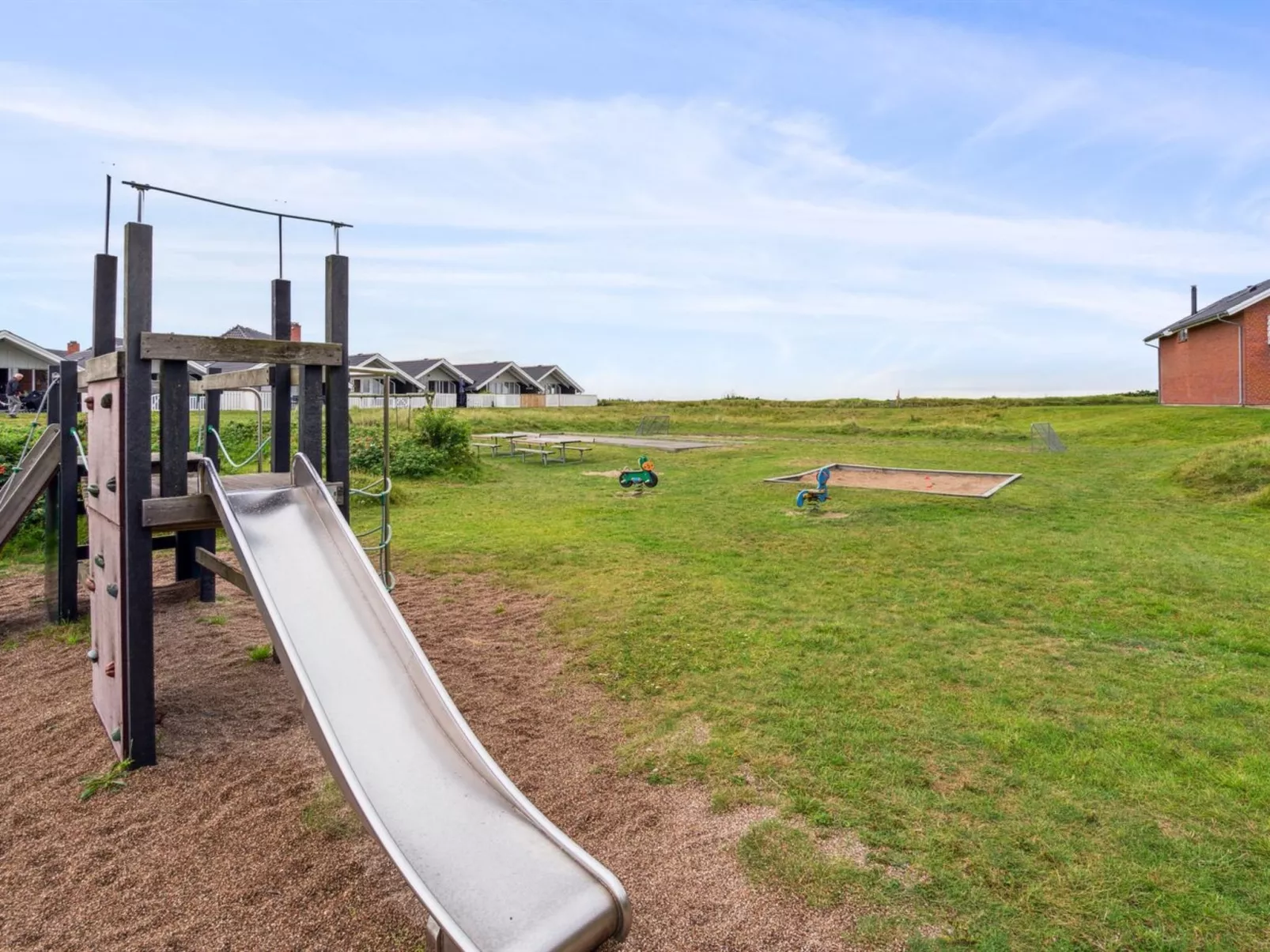 "Rohan" - 2.2km from the sea-Outside