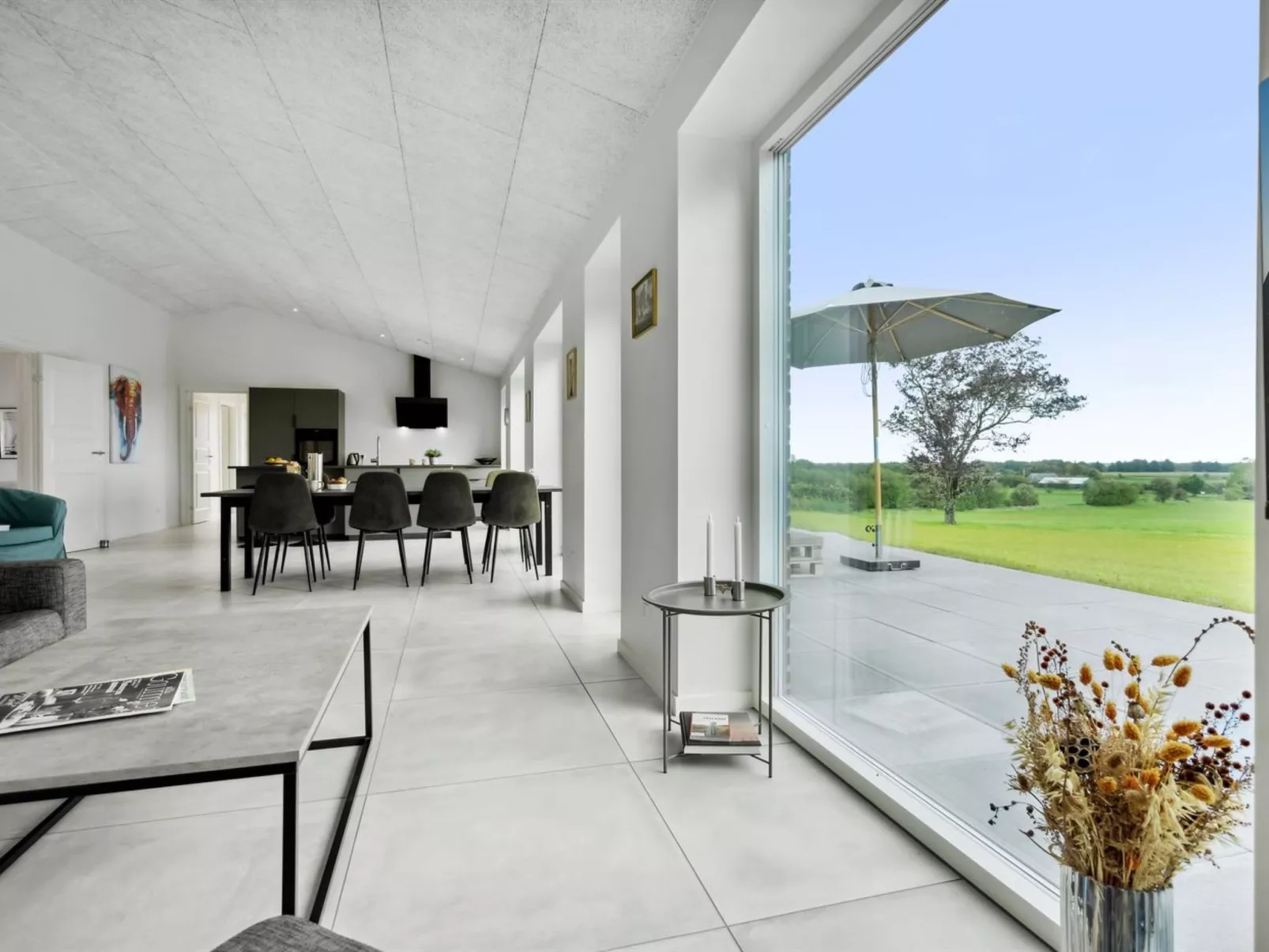 "Landuin" - 30km from the sea-Inside