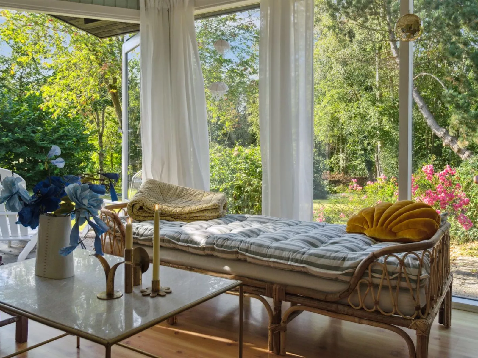 "Fintan" - 1km from the sea-Inside