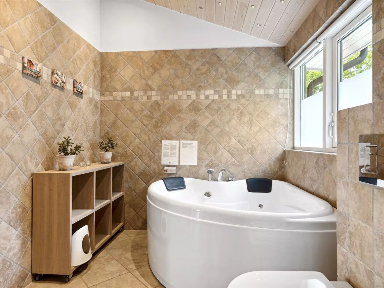 "Thjodulf" - 300m from the sea-Inside