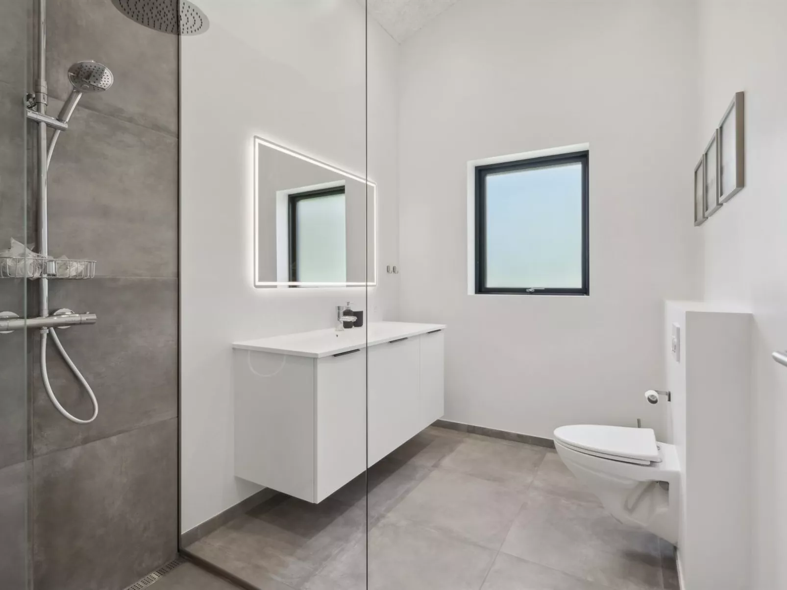 "Robert" - 30km from the sea-Inside