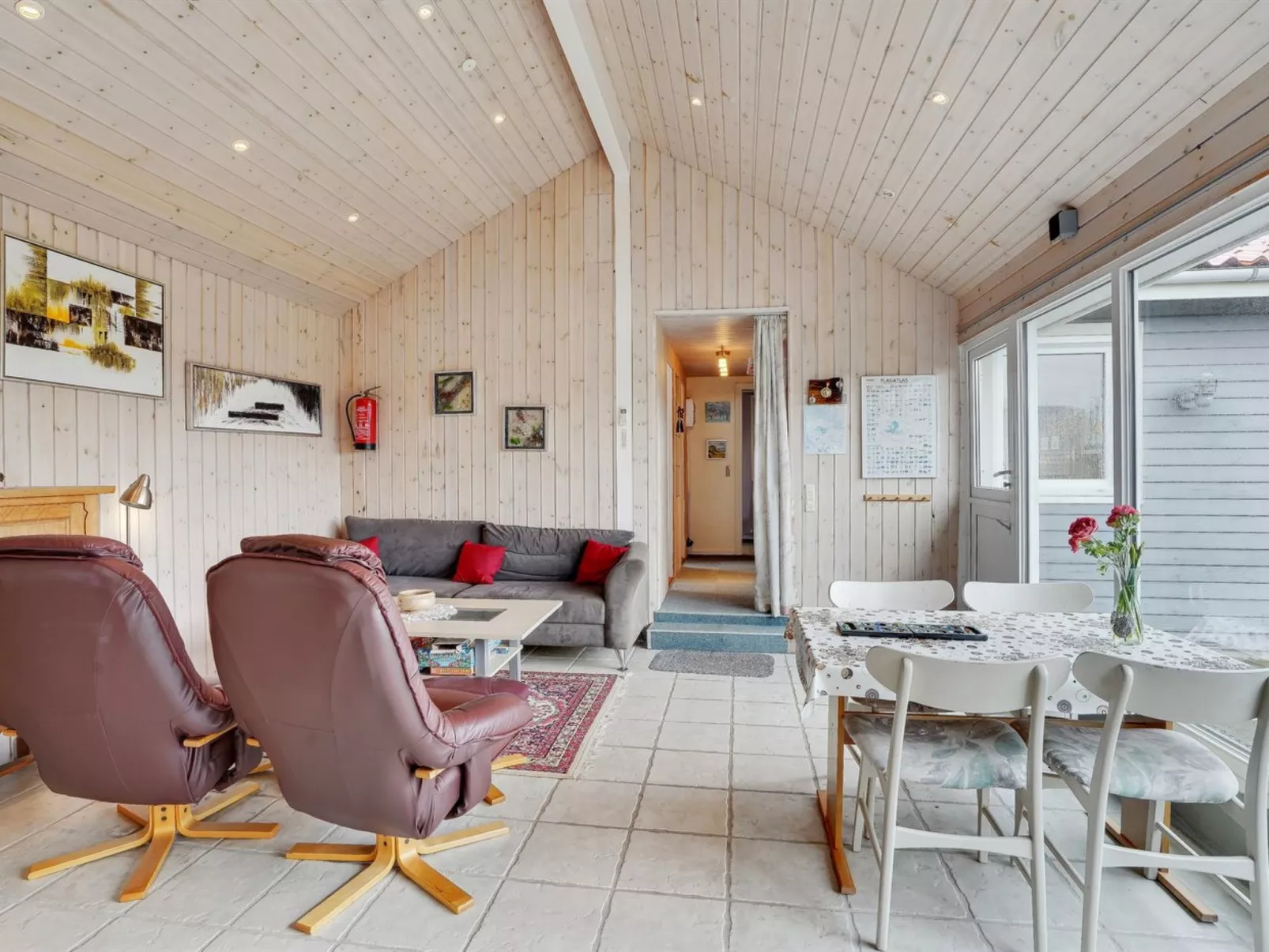 "Ormar" - 100m to the fjord-Drinnen