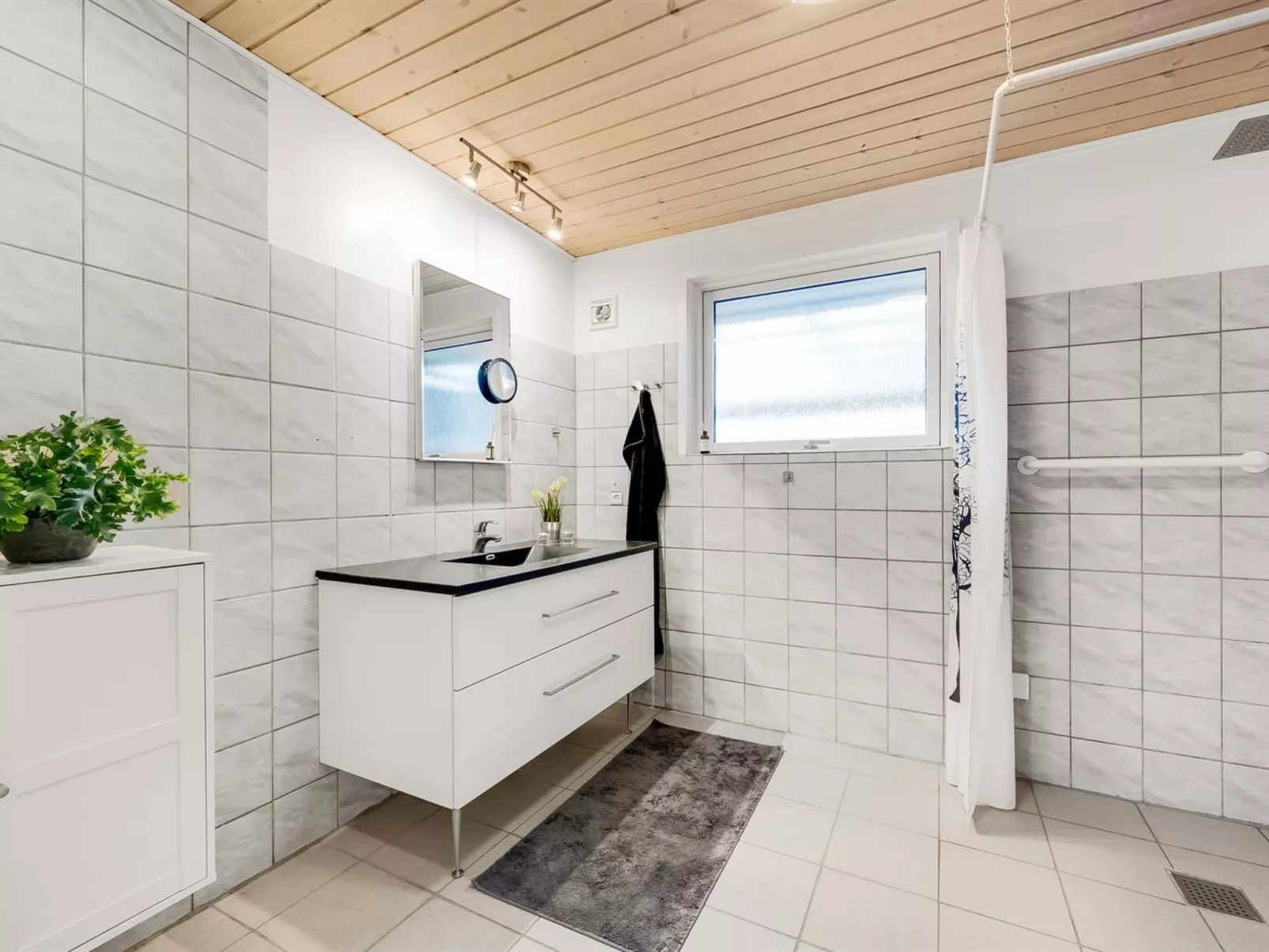 "Ensio" - 300m to the fjord-Inside