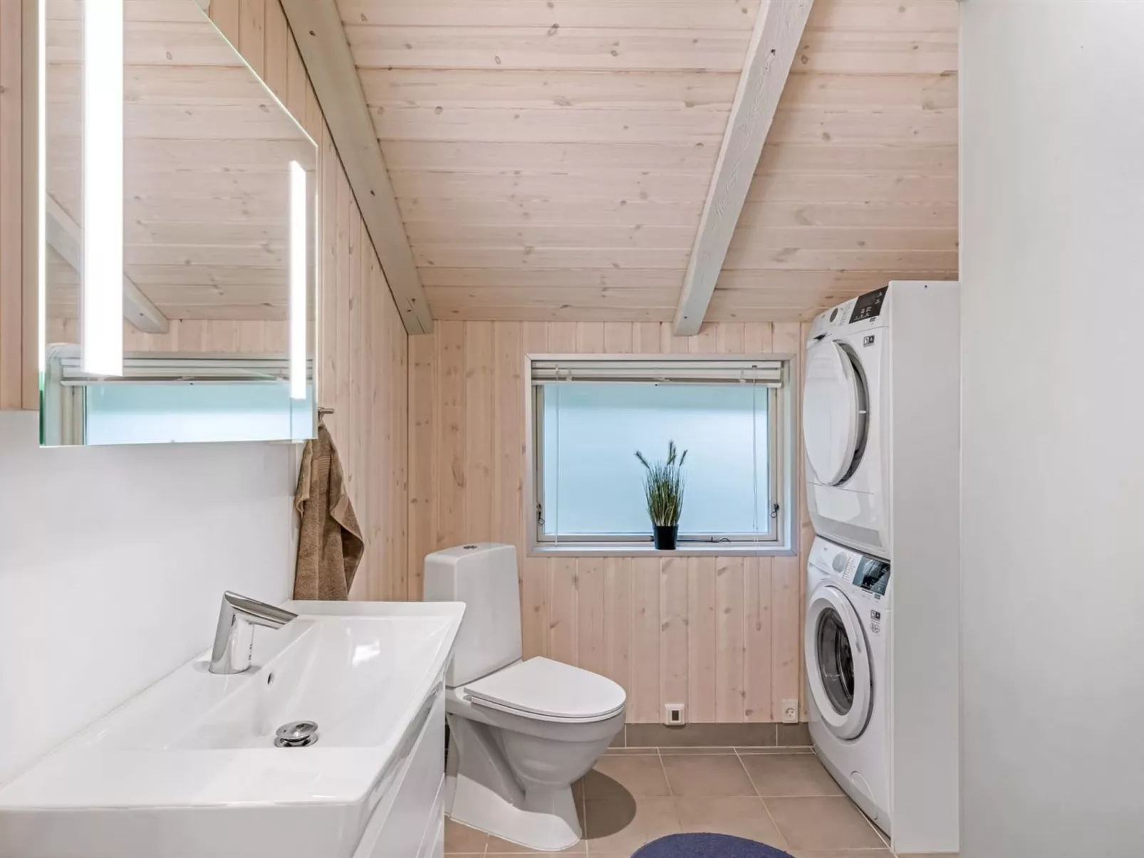 "Orm" - 2.3km from the sea-Drinnen