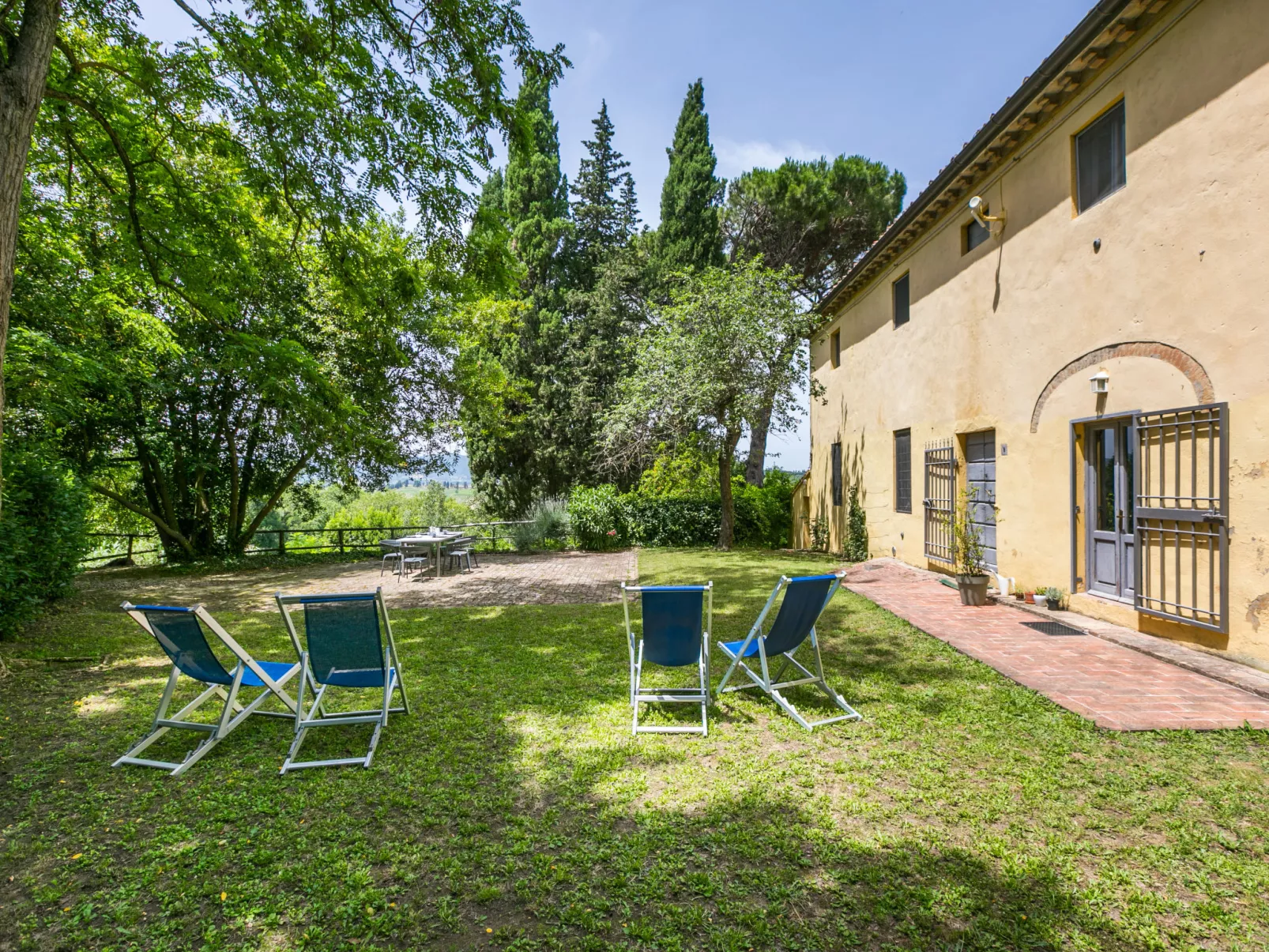 Legno-Outside