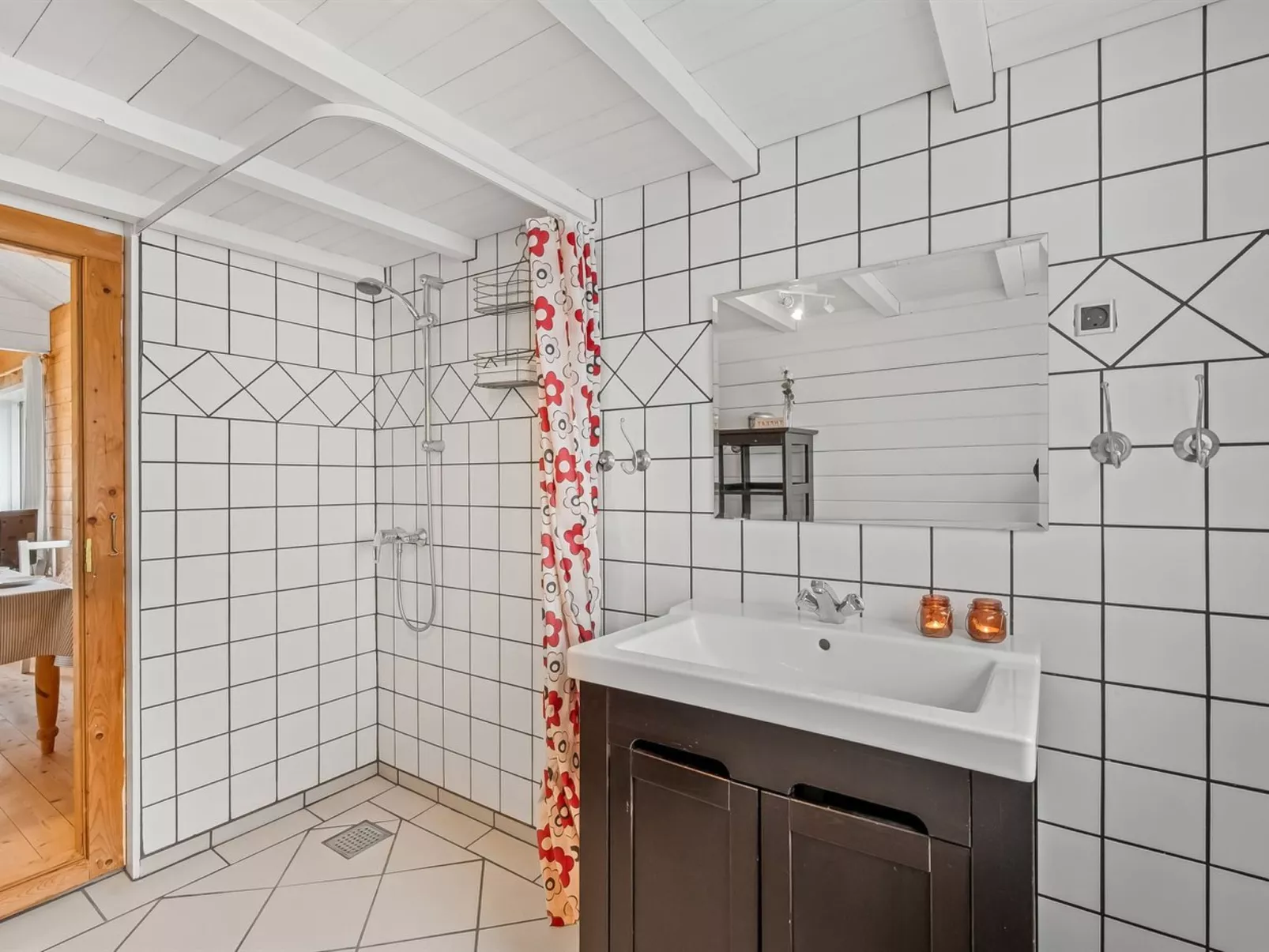 "Oddger" - 250m to the fjord-Drinnen