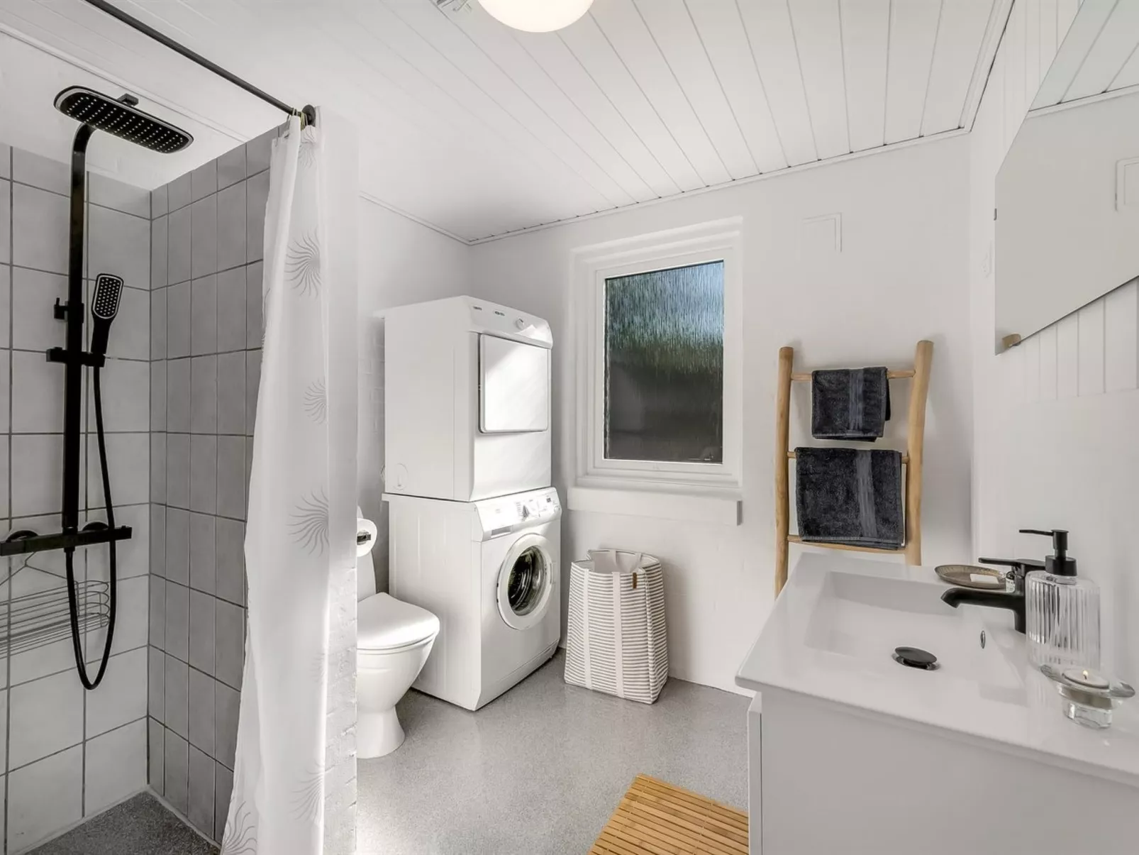 "Allen" - 1km from the sea-Inside