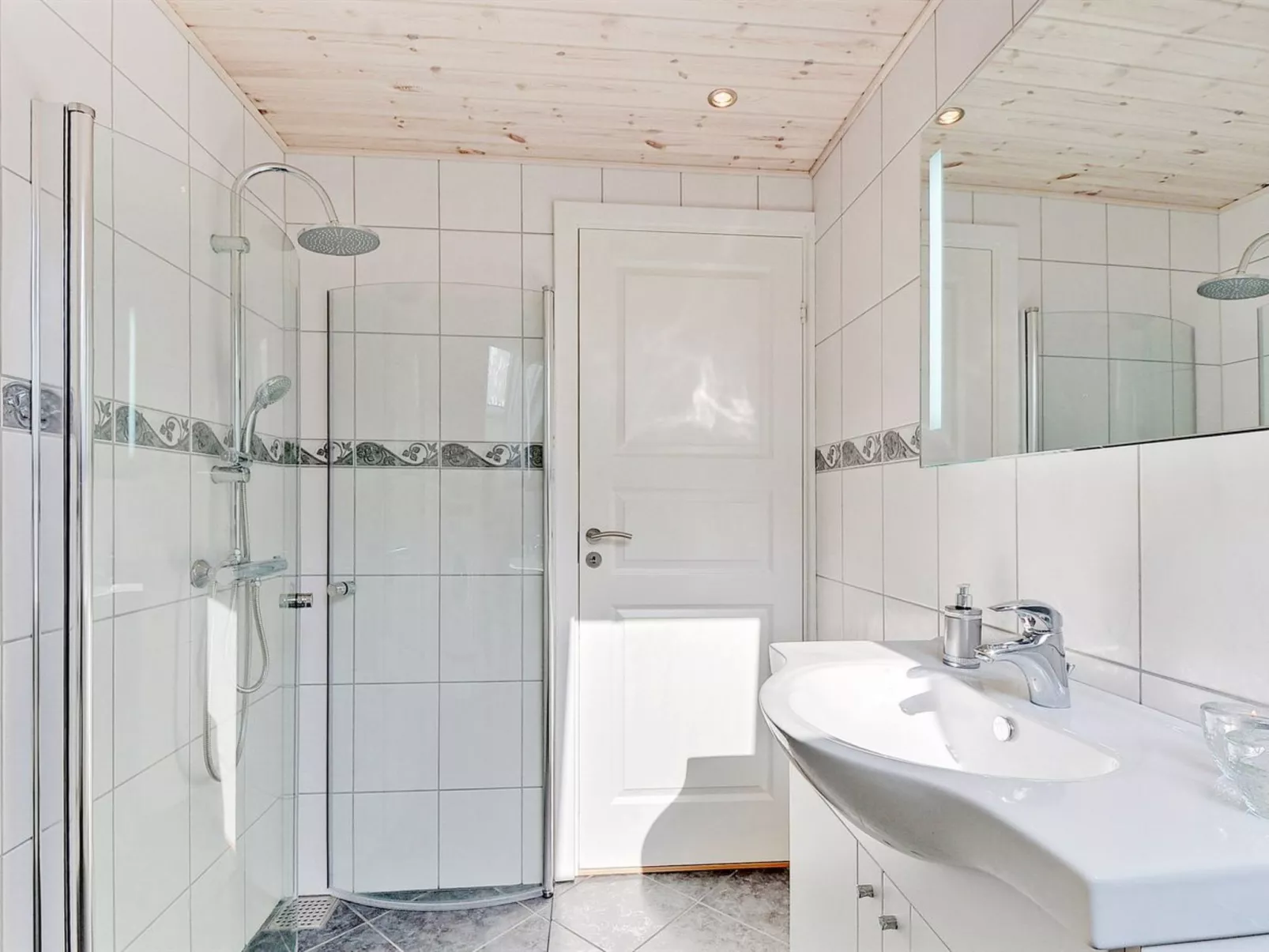 "Saila" - 500m to the fjord-Inside